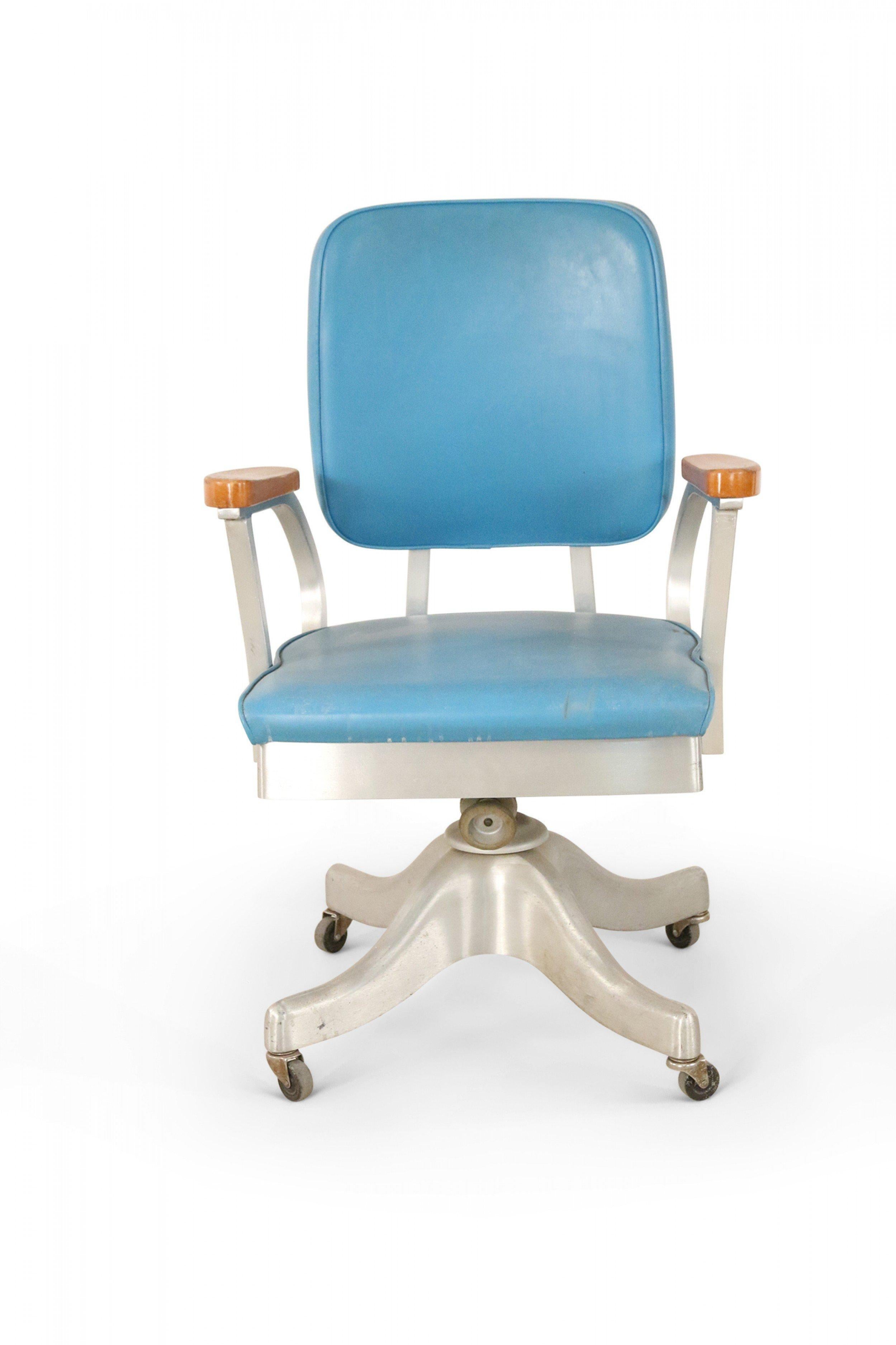 Shaw Walker Co. Silla de oficina rodante de acero y piel sintética azul de mediados de siglo en venta 1