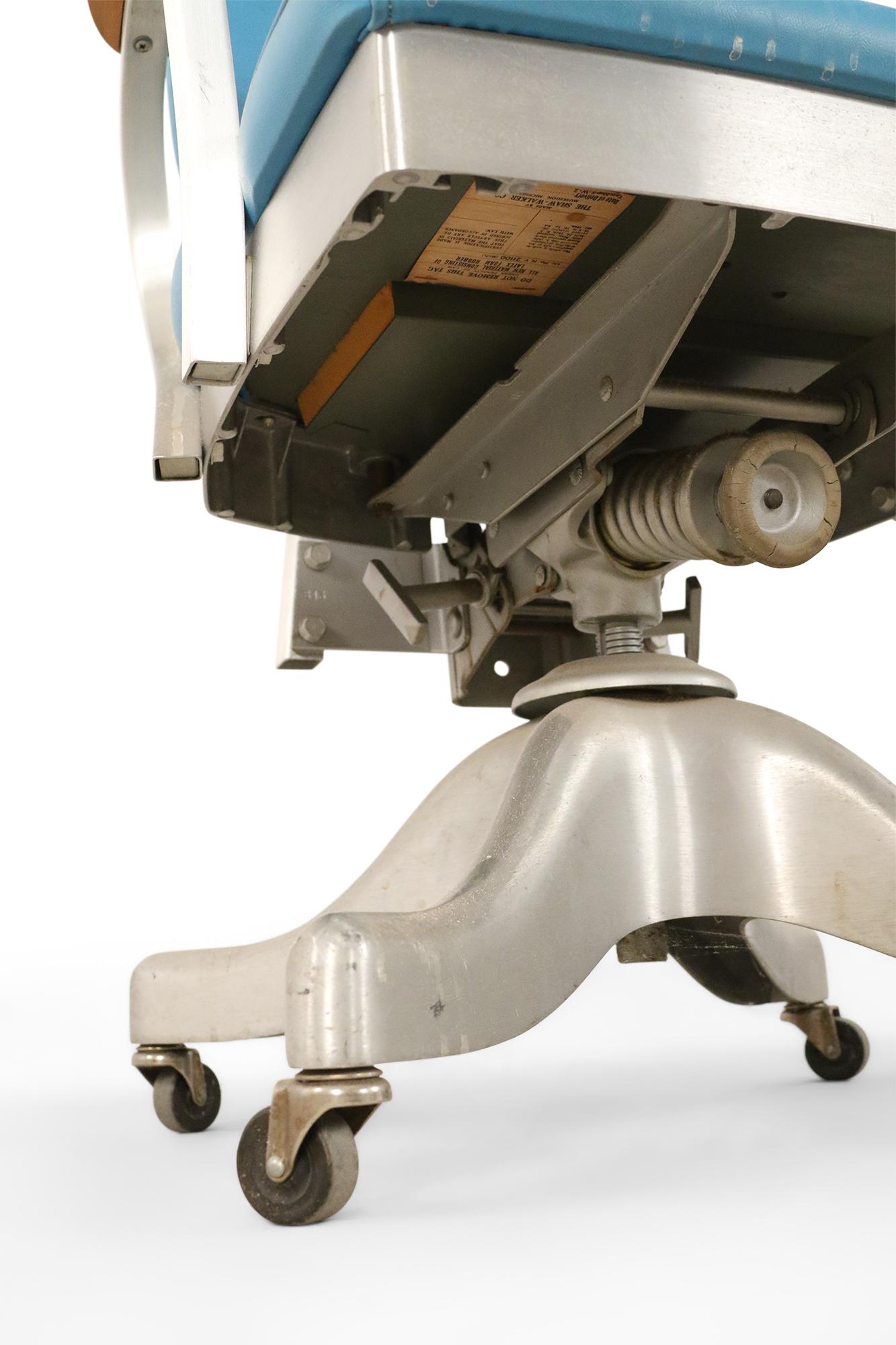 Shaw Walker Co. Silla de oficina rodante de acero y piel sintética azul de mediados de siglo en venta 2