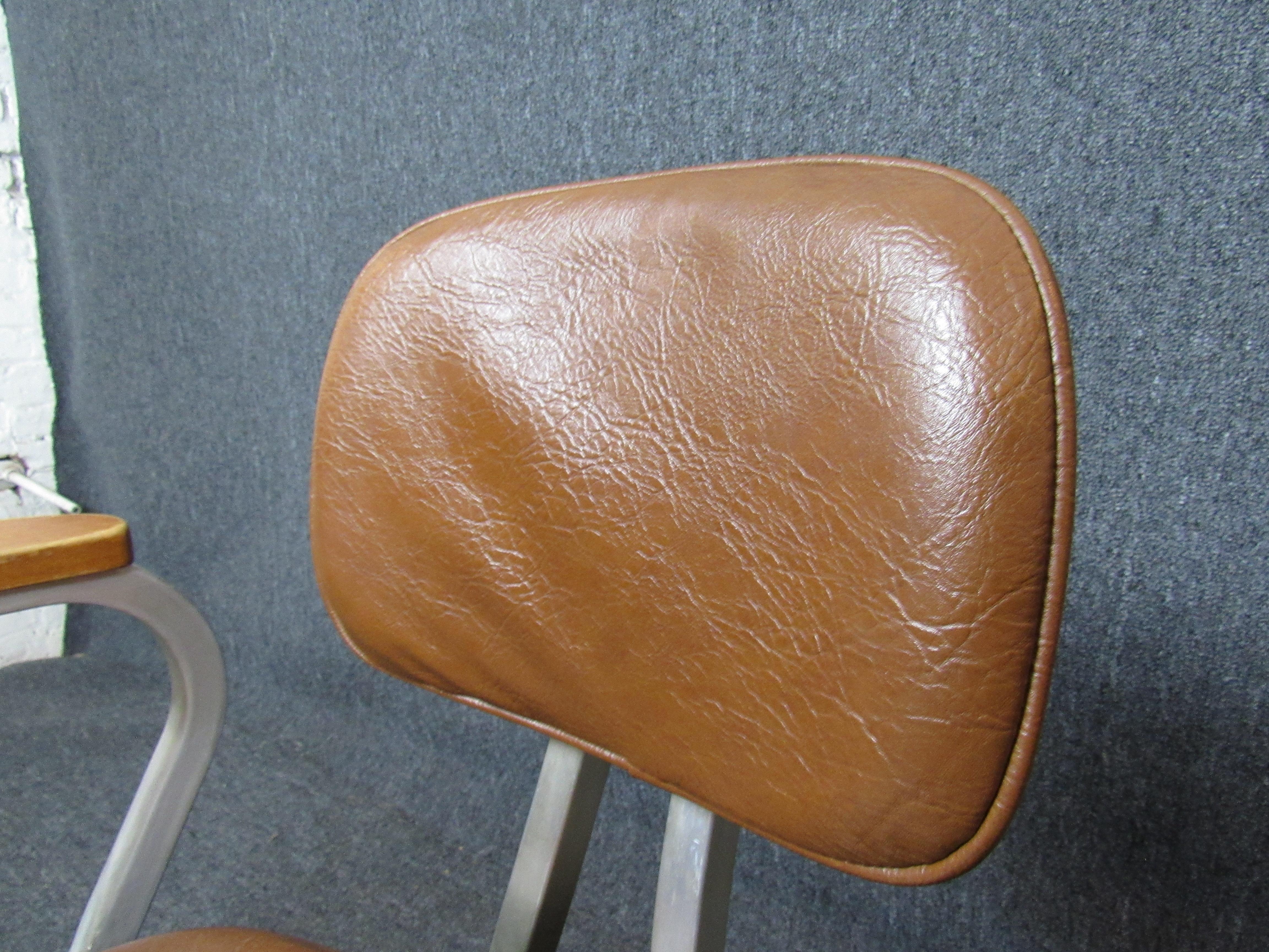 Shaw Walker Office Chair In Good Condition In Brooklyn, NY