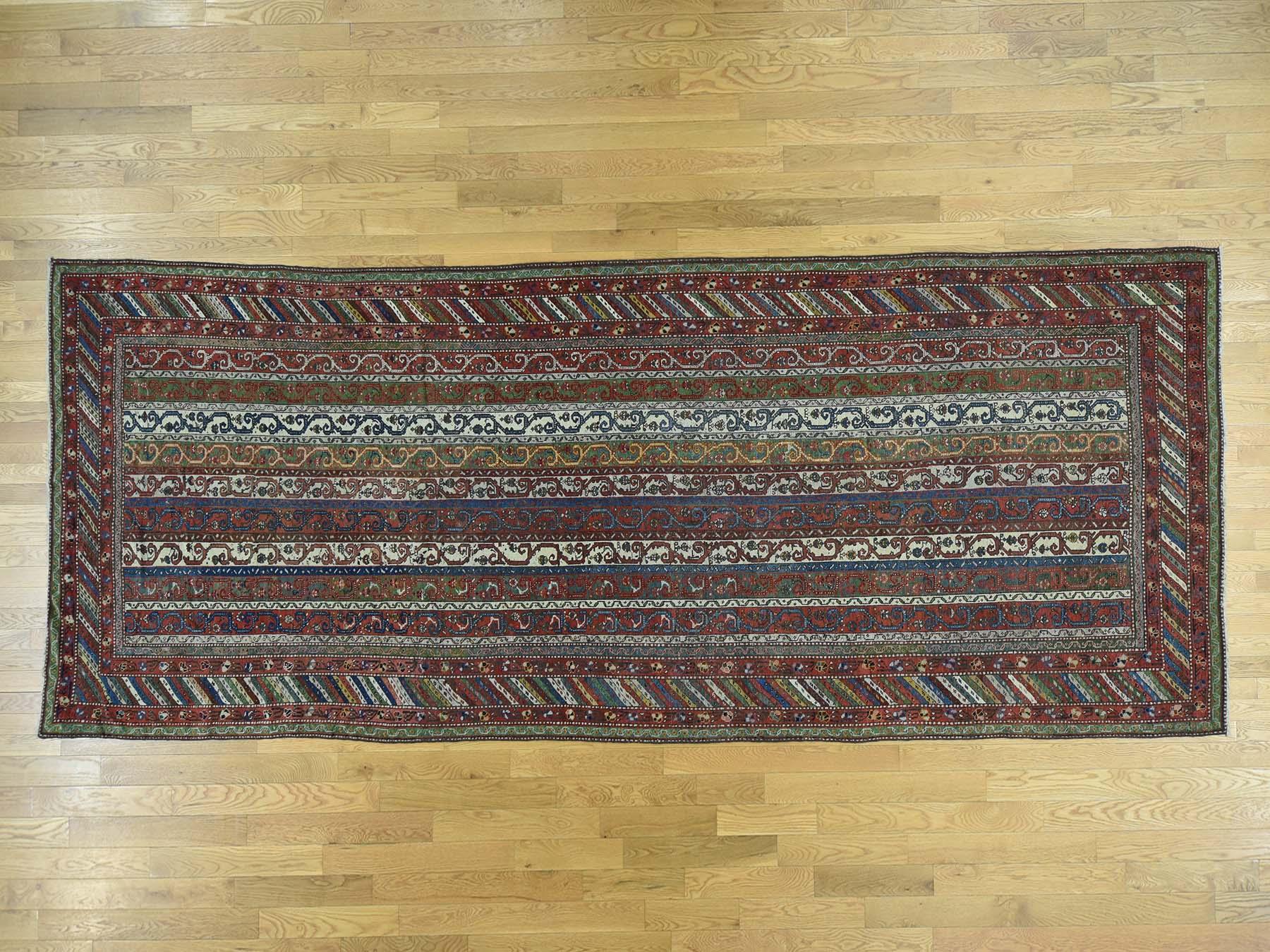 Se trata de una auténtica alfombra oriental anudada a mano. No es una alfombra tejida a mano ni a máquina. Todo nuestro inventario está formado por alfombras anudadas a mano o tejidas a mano.

Dale vida a tu casa con esta fascinante alfombra