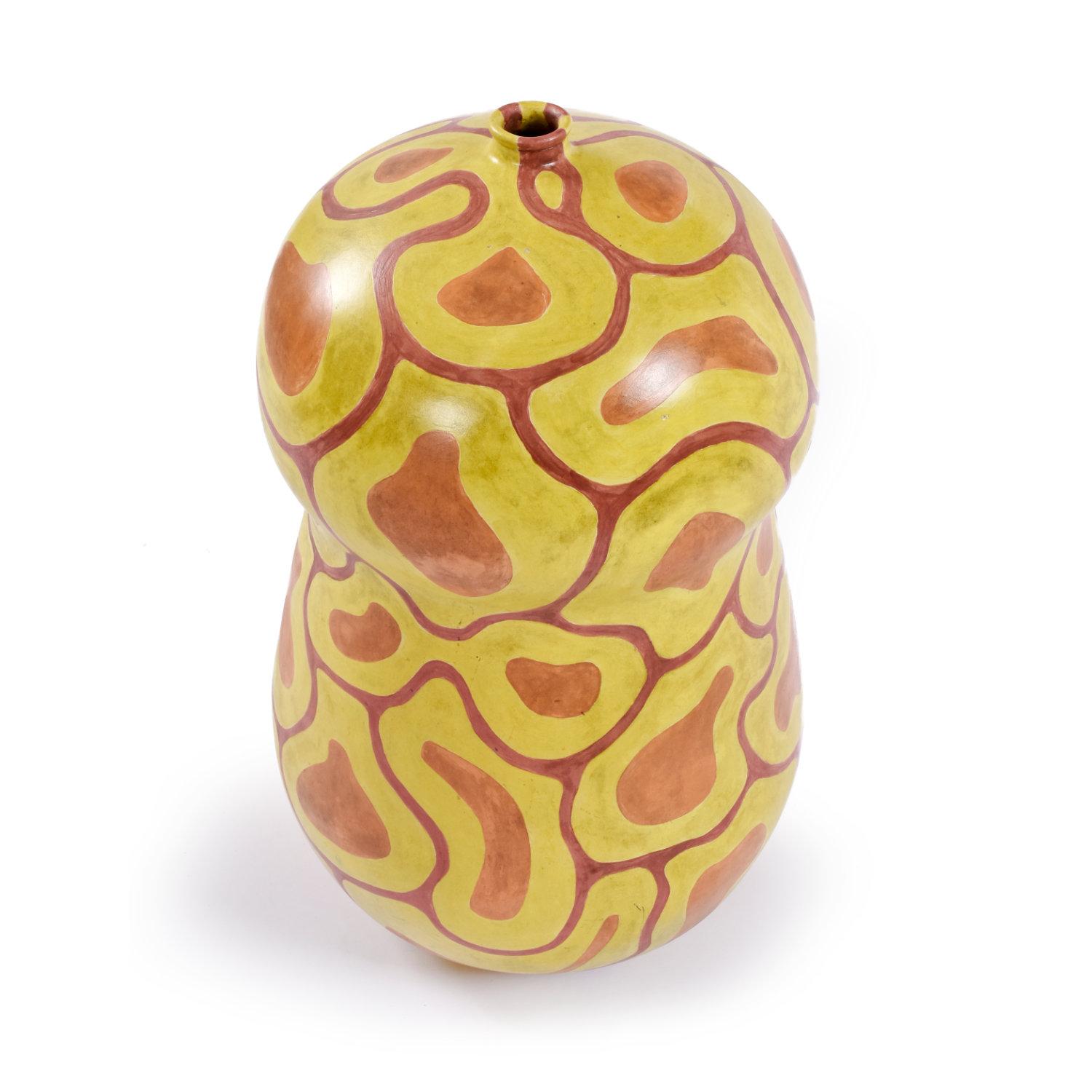 Vase en céramique en forme de gourde Organic Modern de Shawn Banks. Cette pièce du 21e siècle mesure 27 pouces de haut et pèse 39 livres ! Le vase moderne organique prend la forme d'une gourde à la silhouette arrondie en sablier. Le vase jaune est