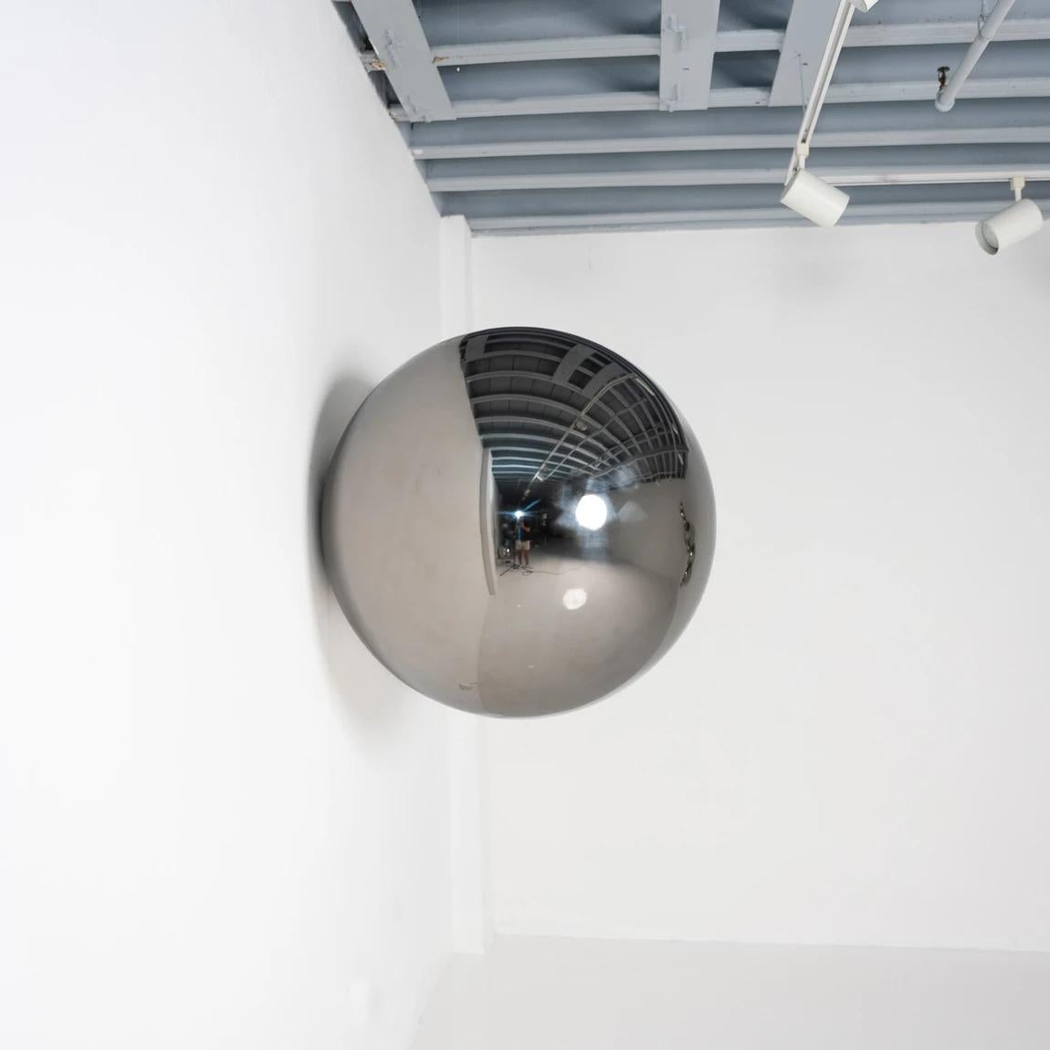 Escultura de pared "GRAN BOLA BRILLANTE" 36" x 36" x 36" in by Shawn Kolodny

Medio Acero inoxidable 

Creando arte para reflejar los tiempos en que vivimos, Kolodny crea arte para nuestros cortos periodos de atención, una sociedad distraída. He