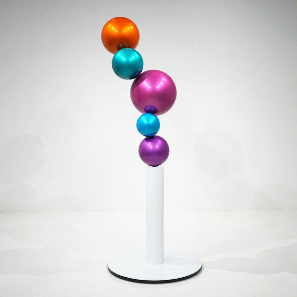 Scultura astratta "Chromatic Orbs" 54" x 16" x 16" in di Shawn Kolodny