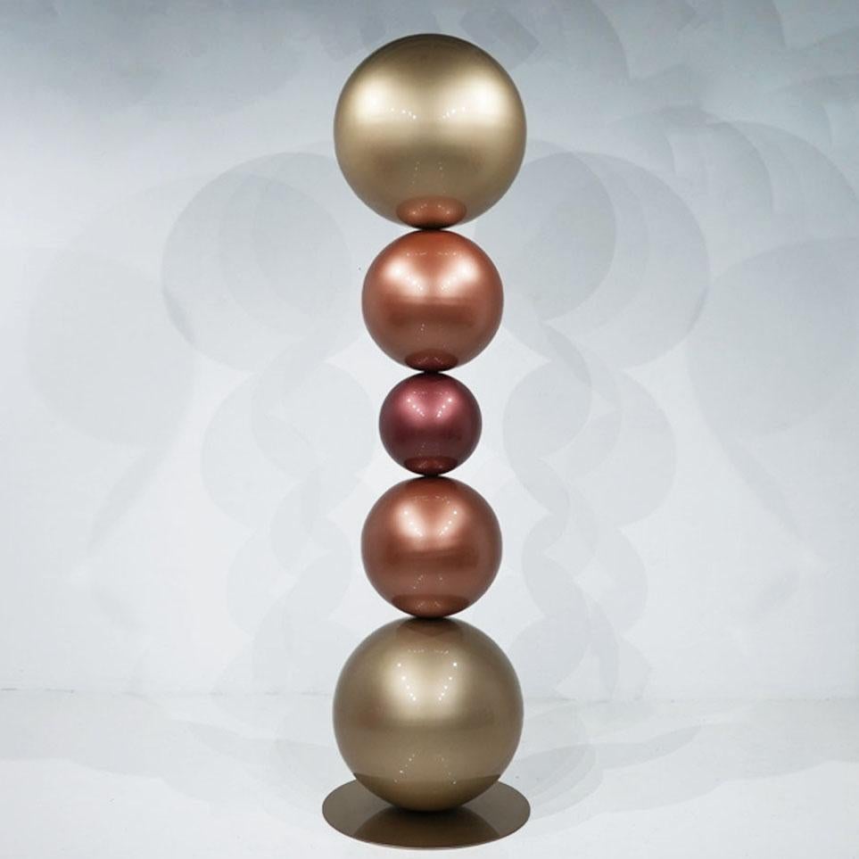 Sculpture abstraite Infinite Caramel 56" x 12" x 12" in par Shawn Kolodny
