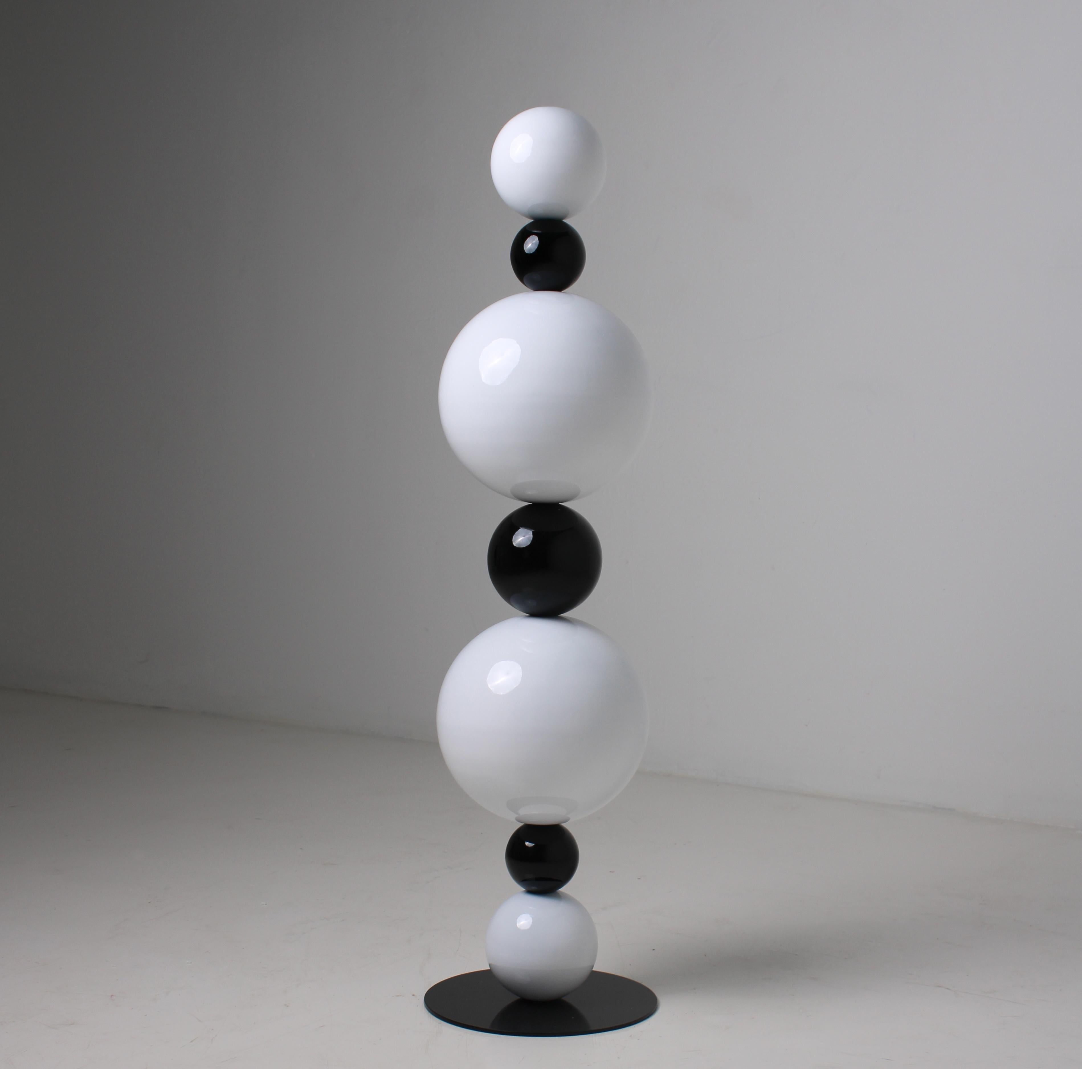 "Study in Monochrome (i)" Abstrakte Skulptur 46" x 10" x 10" in von Shawn Kolodny

Medium: Stahl & Autolack

Shawn Kolodny ist ein in Miami ansässiger Künstler, der für seine immersiven, großformatigen Installationen bekannt ist, die die