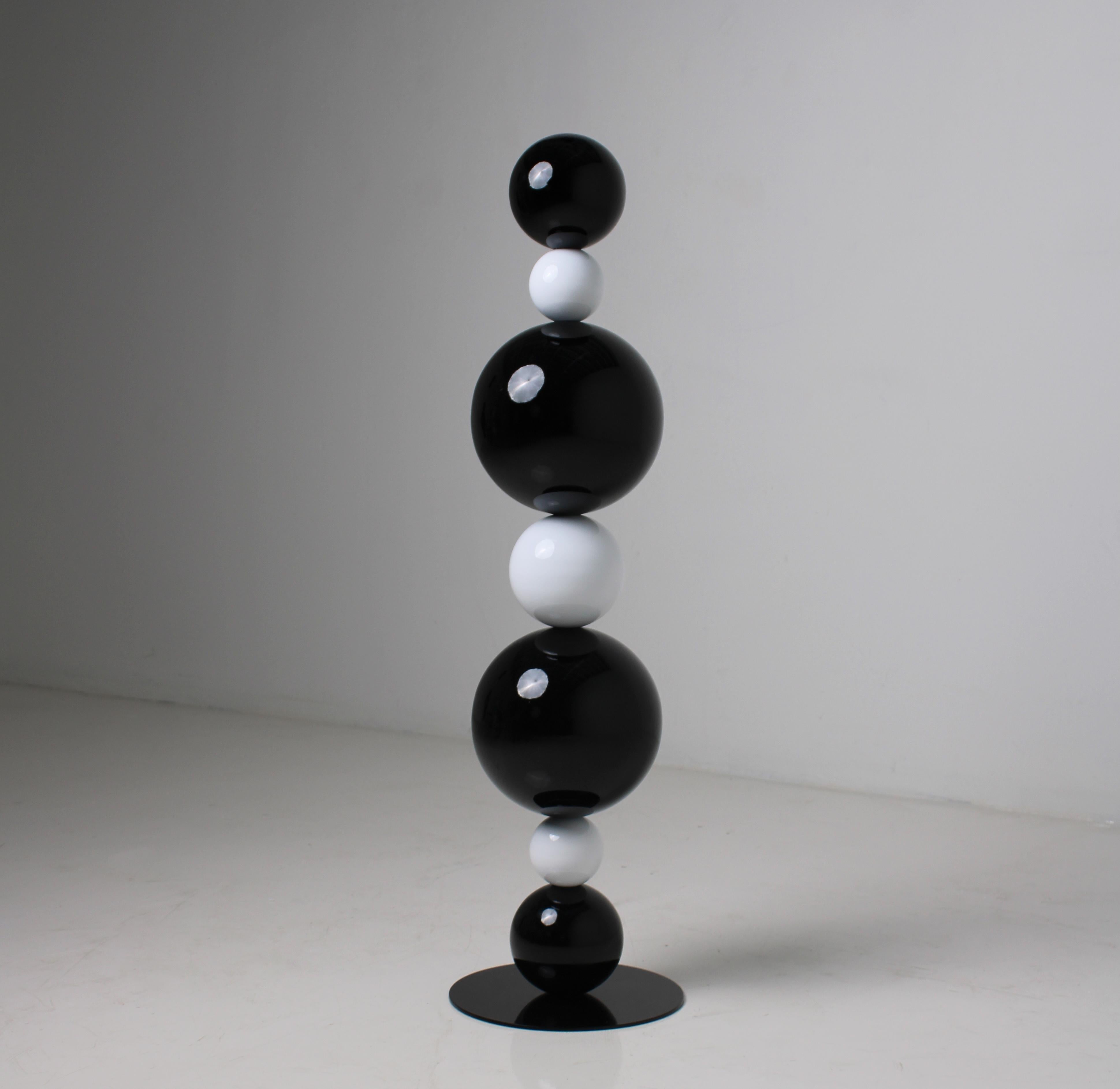 "Study in Monochrome (iI)" Scultura astratta 44" x 10" x 10 "in di Shawn Kolodny

Media: Steele e vernice per autoveicoli

Shawn Kolodny è un artista di Miami famoso per le sue installazioni immersive di grandi dimensioni che esplorano le