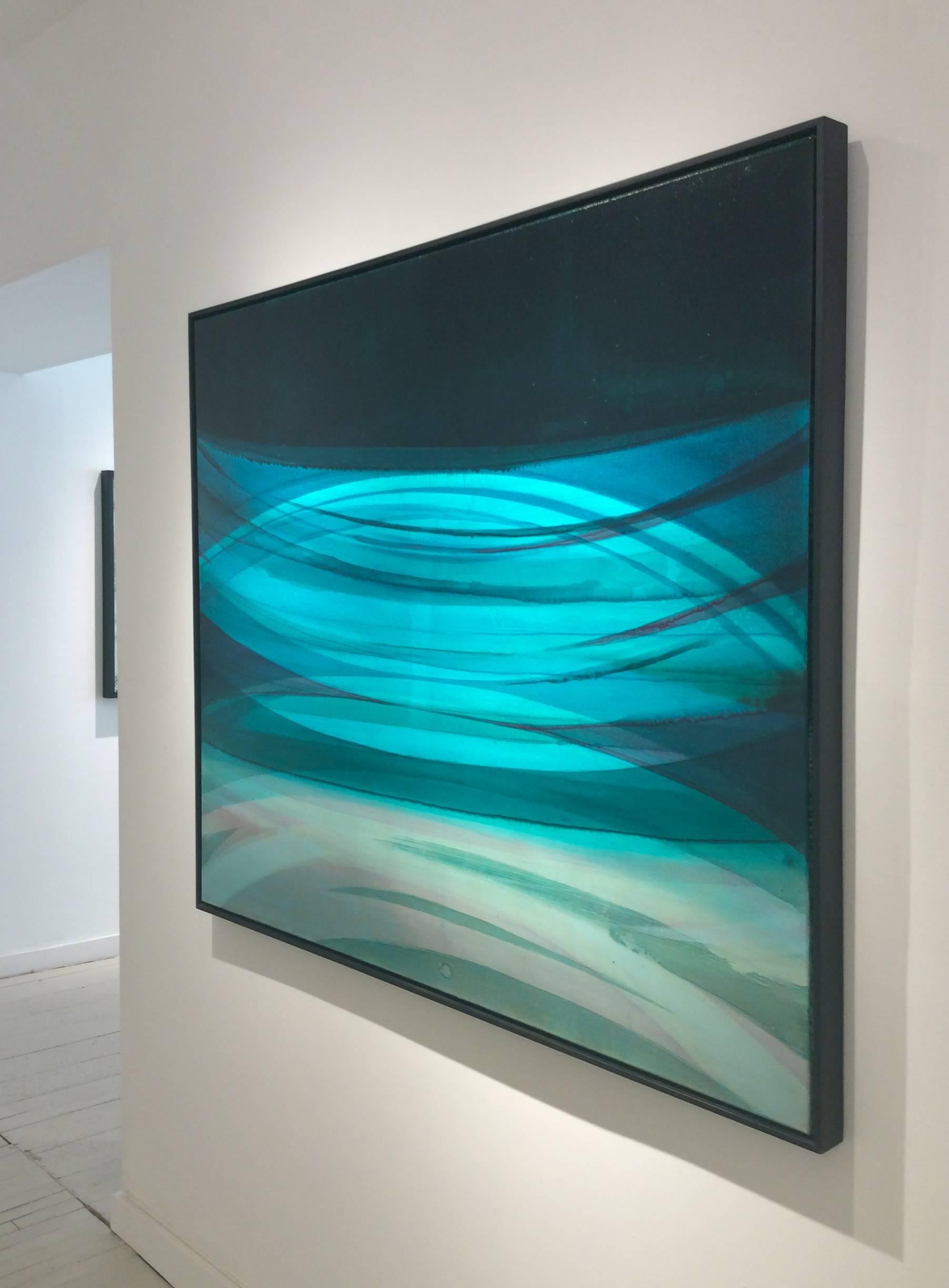 Peinture acrylique abstraite minimaliste horizontale dans des champs de couleur aqua, bleu profond et noir. 
huile et alkyde sur toile dans un cadre à encastrement en bois noir Larson Juhl

Inspiré par les pierres, les taches de la nature, l'érosion