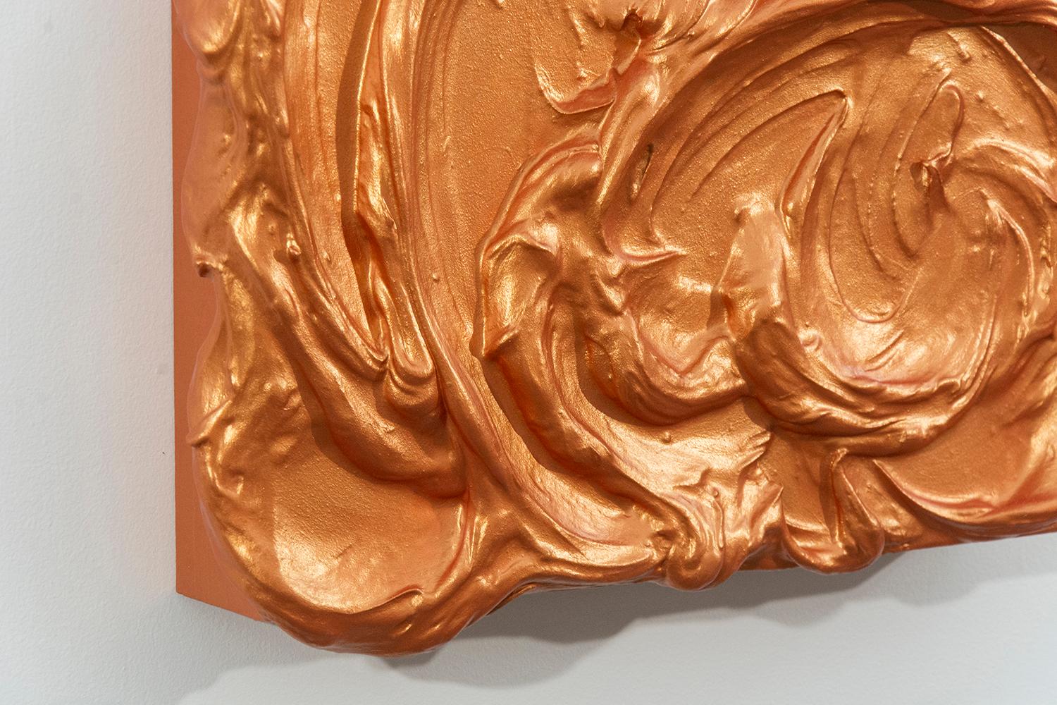 Auf diesem Storm Surge-Gemälde von Shayne Dark wirbeln dicke Wirbel in metallischem Orange innerhalb der Grenzen der Bildfläche. Die barocke skulpturale Qualität des Werks wird durch seinen monochromen, reflektierenden Glanz noch verstärkt.  Diese