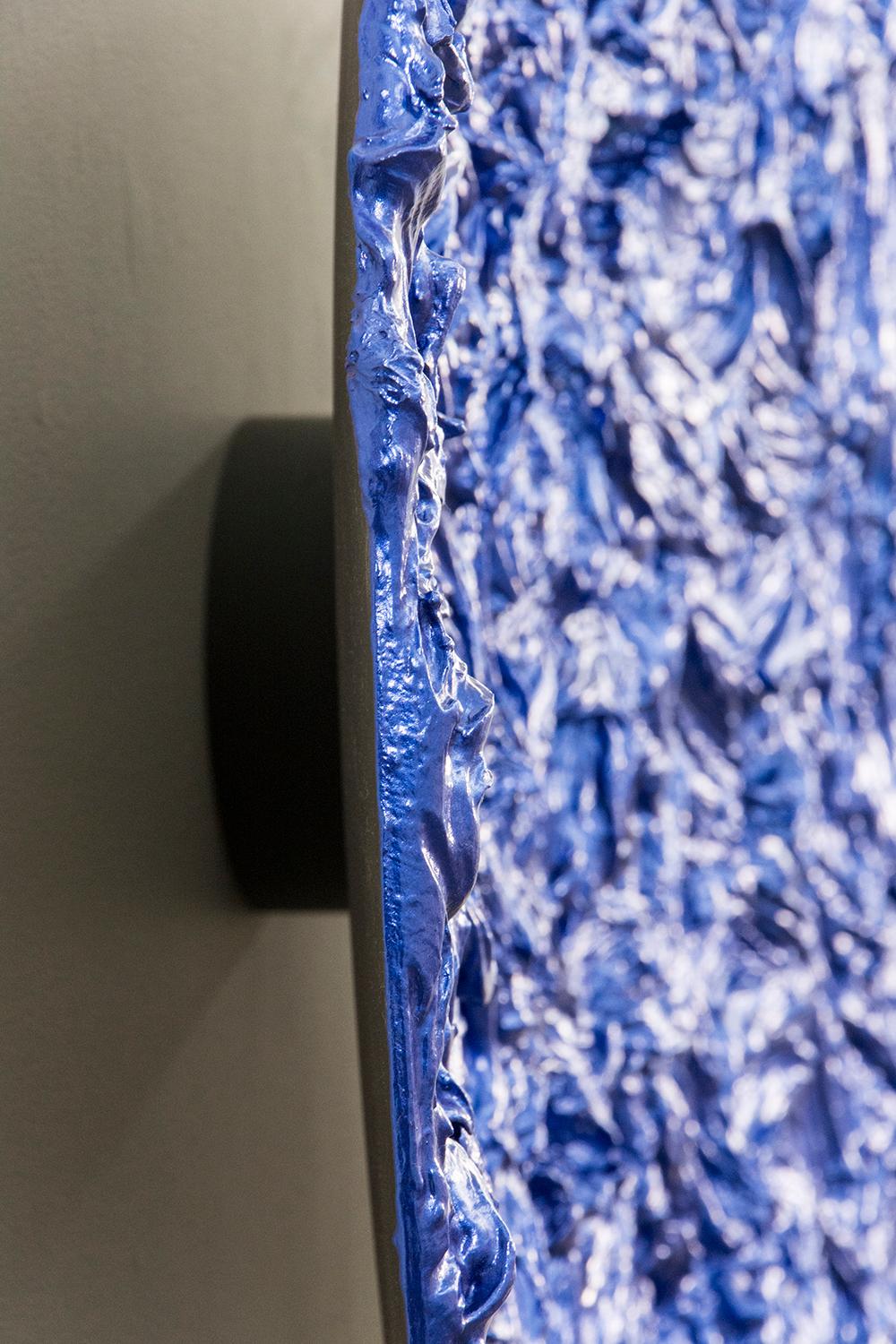 Tondo Storm Surge Cobalt - brillant, bleu, empâtement, abstrait, acrylique sur aluminium - Contemporain Painting par Shayne Dark