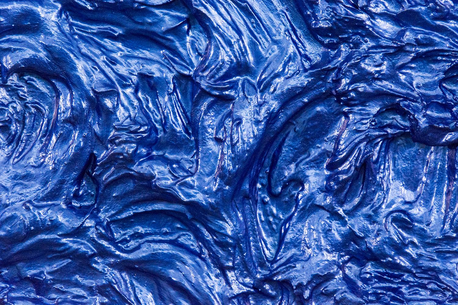Tondo Storm Surge Cobalt - brillant, bleu, empâtement, abstrait, acrylique sur aluminium - Bleu Abstract Painting par Shayne Dark