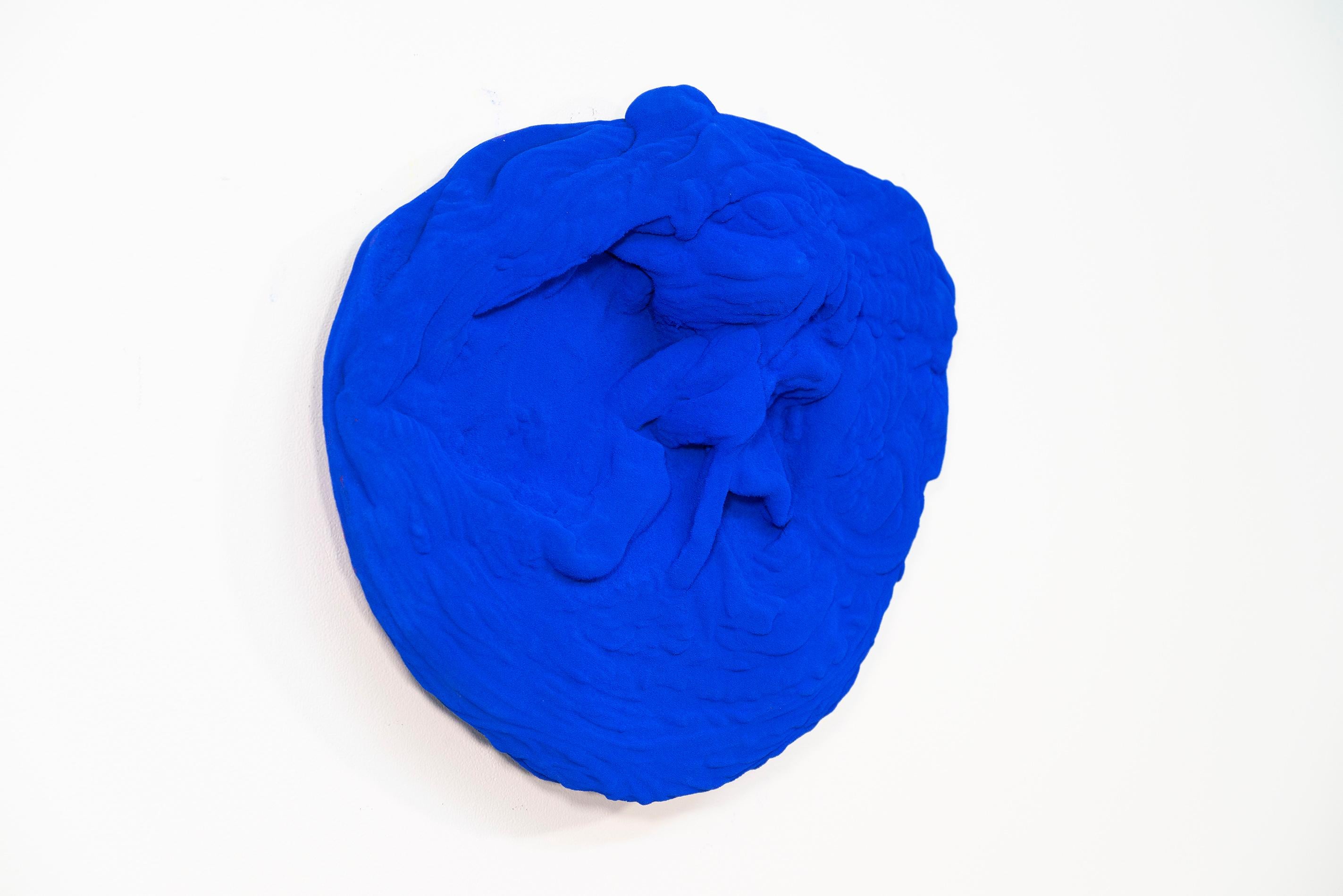Blue Matter 1 - scultura da parete opaca, blu, strutturata, astratta, a tecnica mista - Sculpture Contemporaneo di Shayne Dark