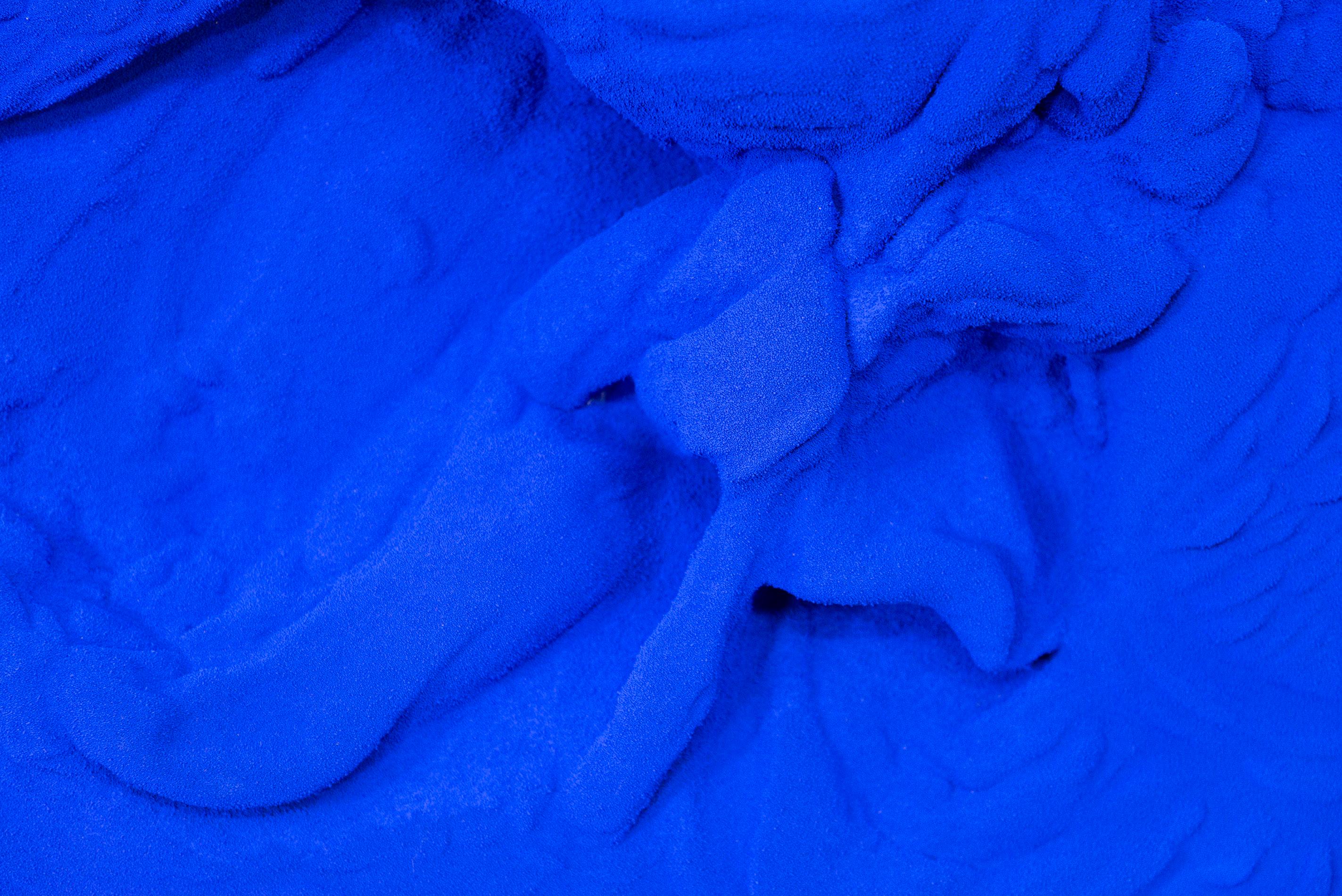 Blau Matter 1 - matt, blau, strukturiert, abstrakt, Mischtechnik-Wandskulptur im Angebot 1