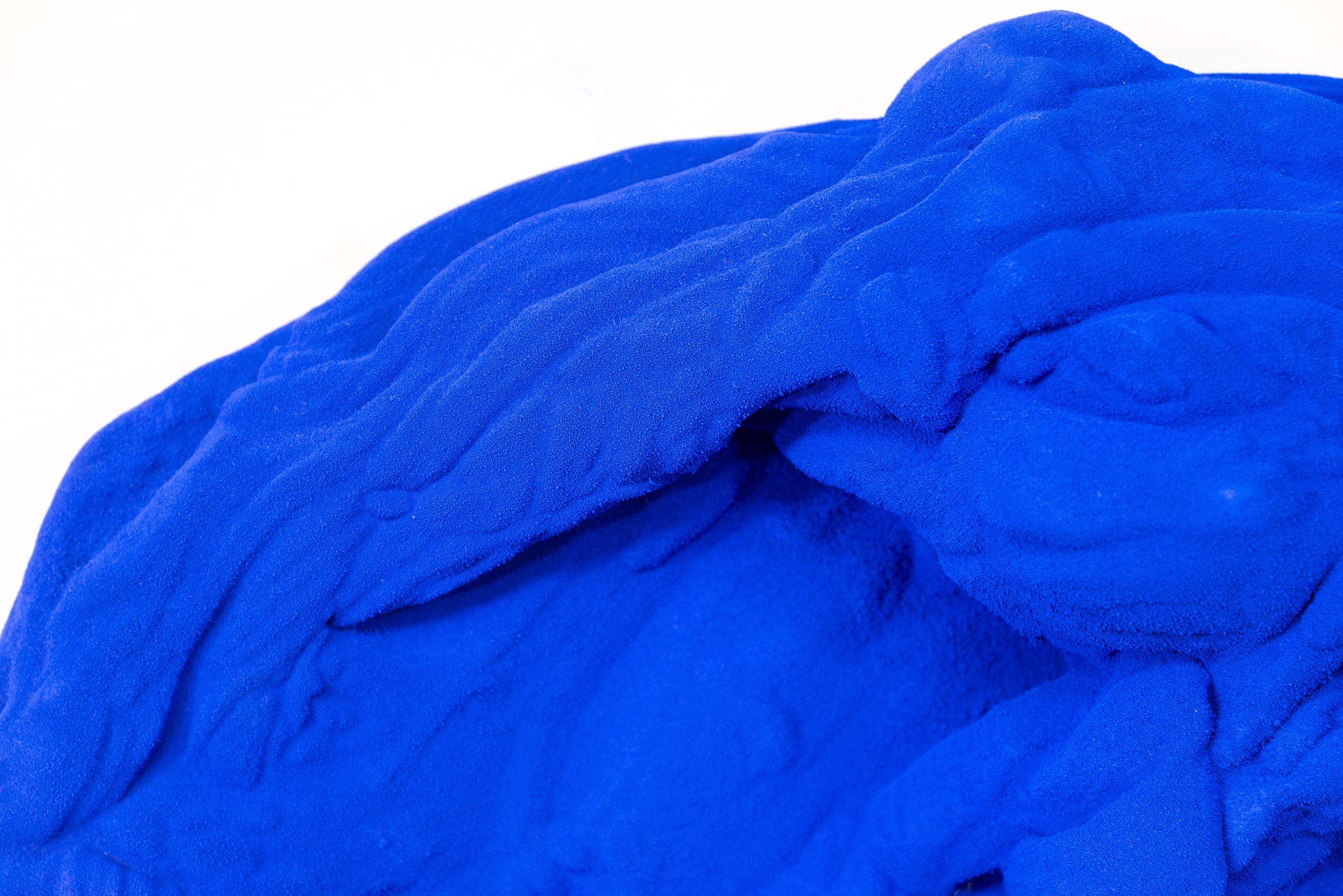 Blau Matter 1 - matt, blau, strukturiert, abstrakt, Mischtechnik-Wandskulptur im Angebot 2