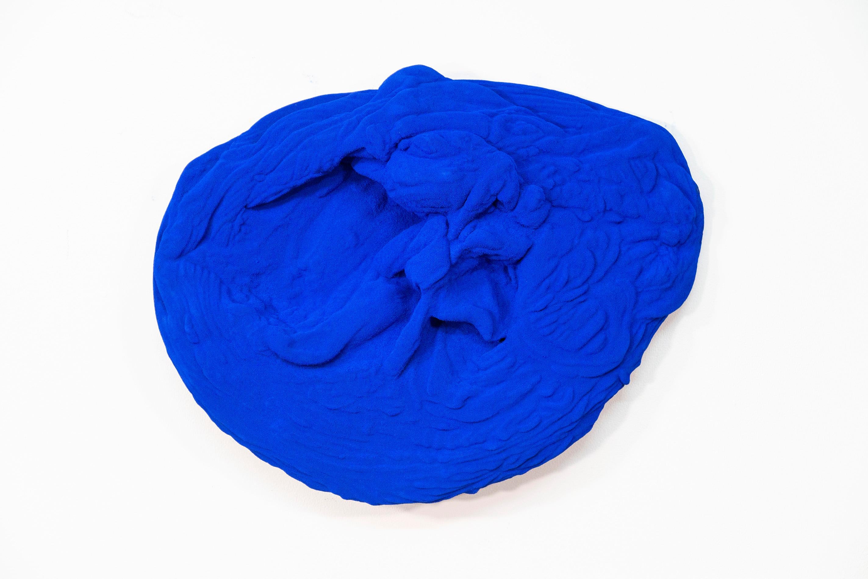 Blue Matter 1 - sculpture murale mate, bleue, texturée, abstraite et technique mixte