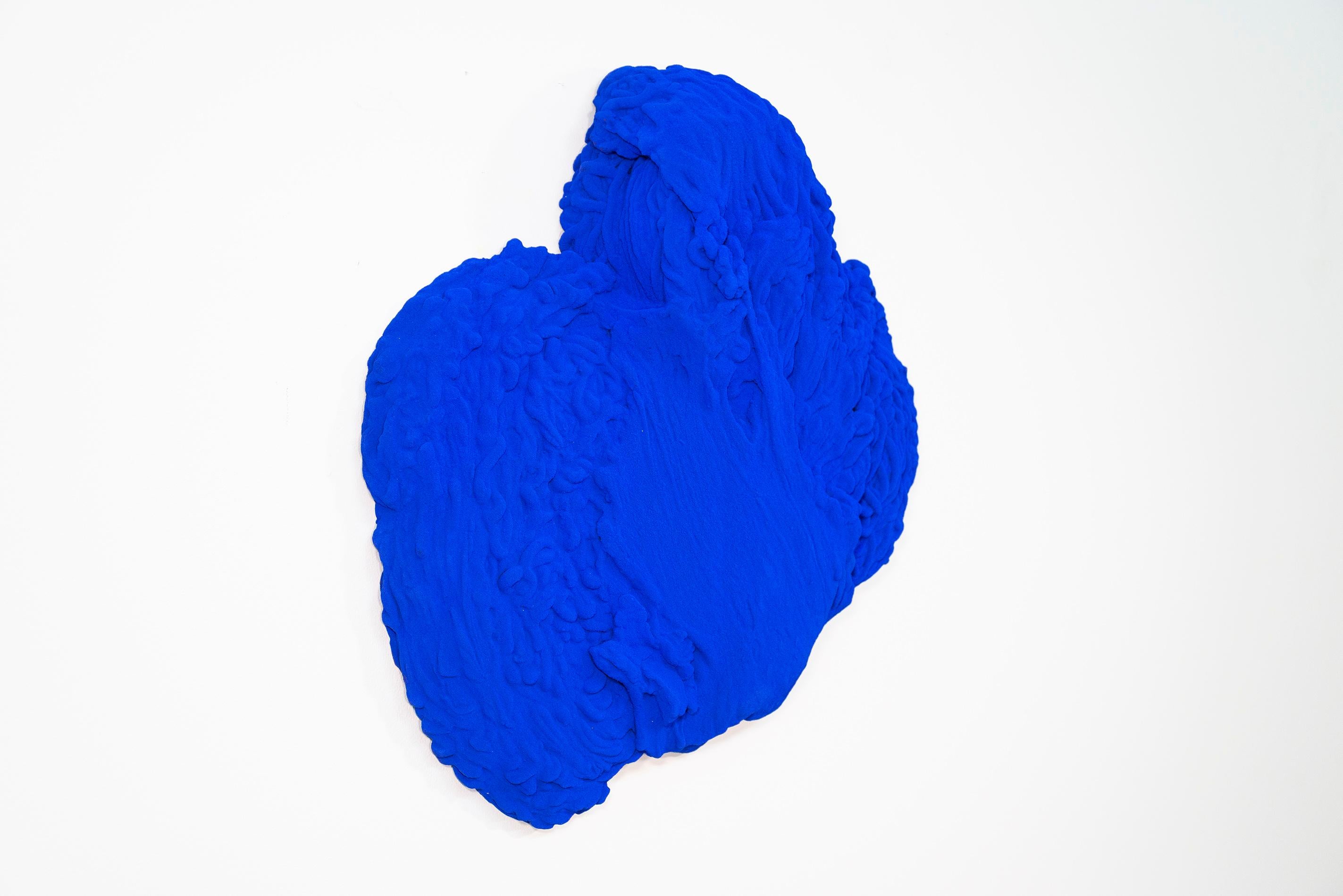 Blau Matter 2 - matt, blau, strukturiert, abstrakt, Mischtechnik-Wandskulptur (Zeitgenössisch), Sculpture, von Shayne Dark