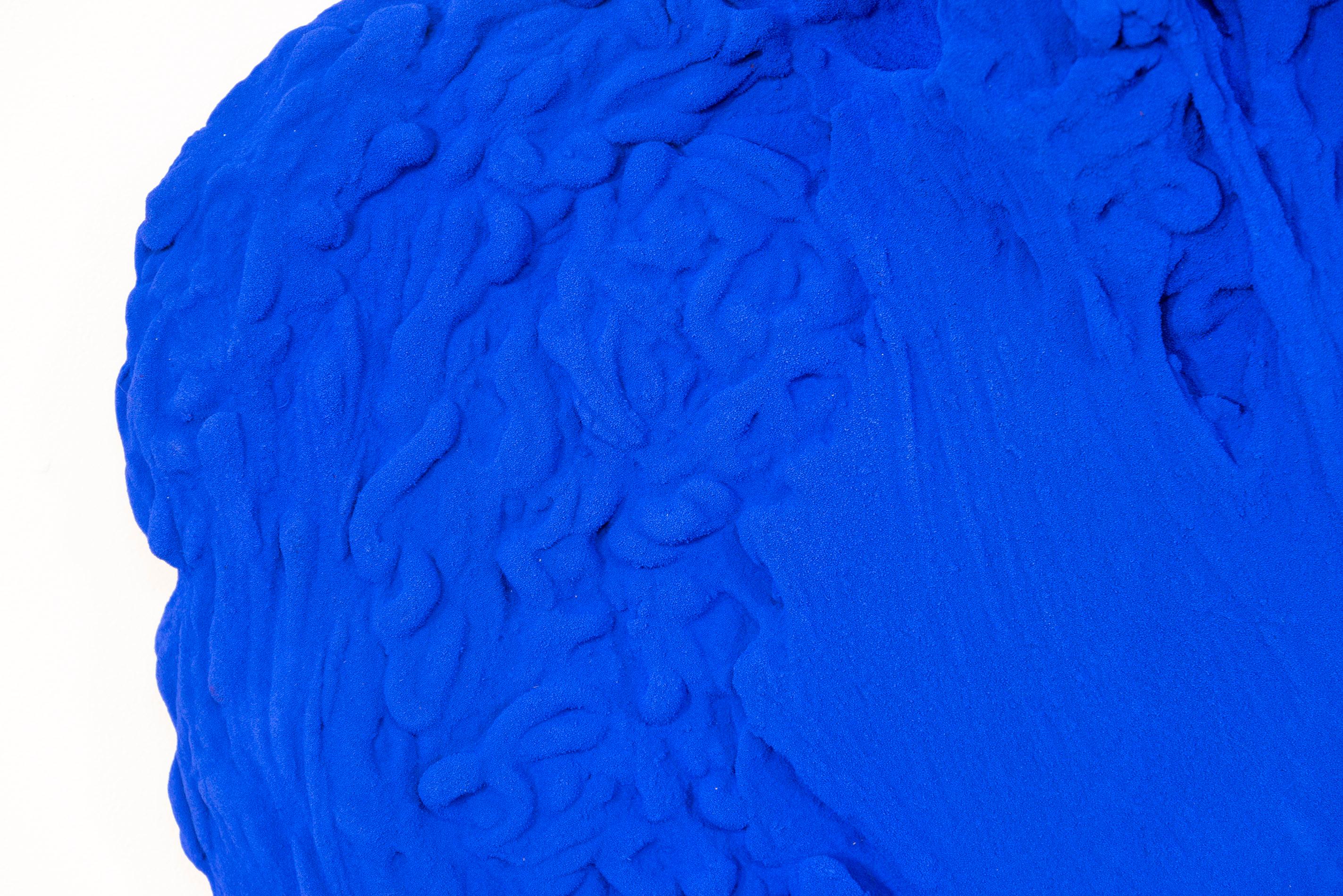 Blau Matter 2 - matt, blau, strukturiert, abstrakt, Mischtechnik-Wandskulptur im Angebot 1