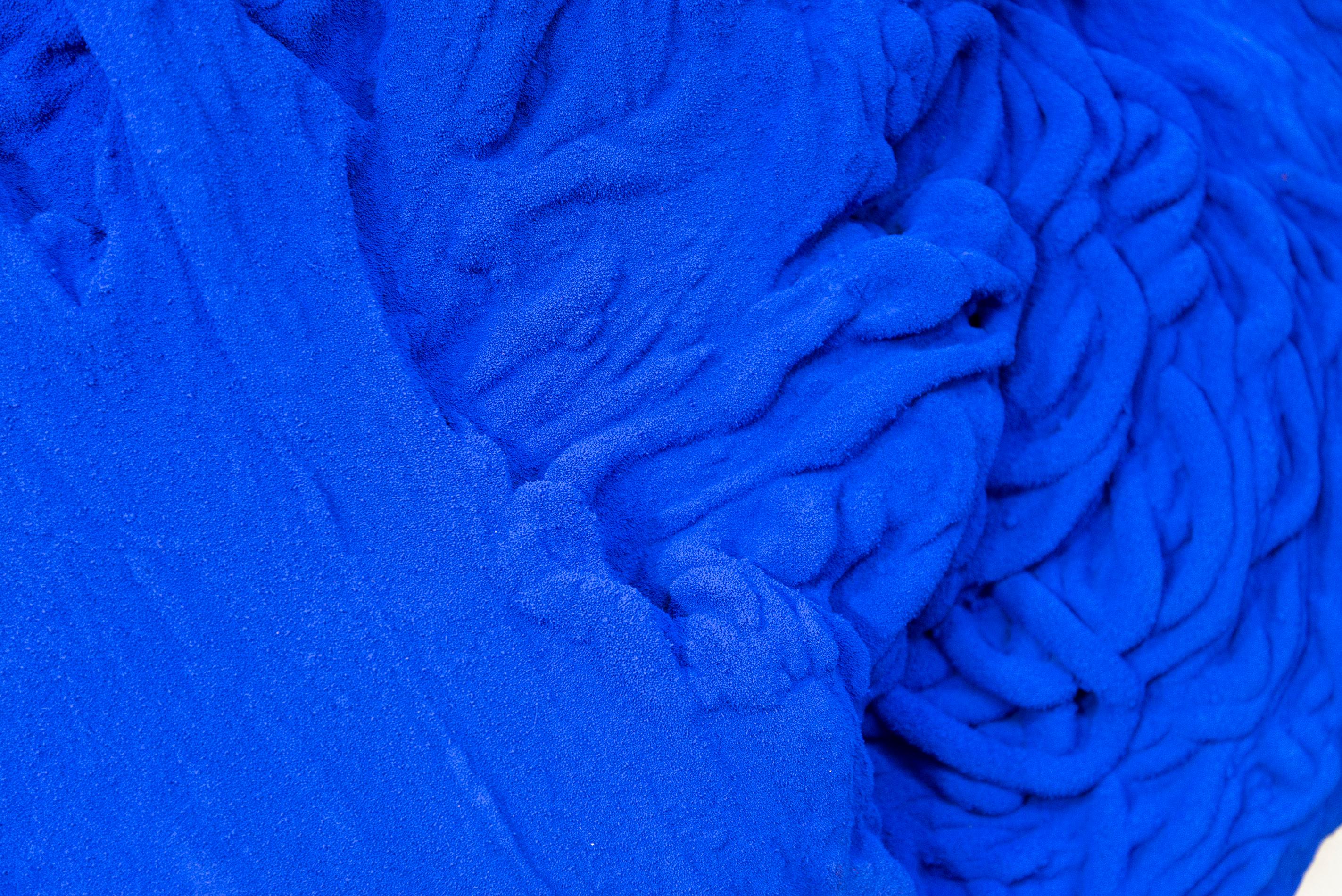 Blau Matter 2 - matt, blau, strukturiert, abstrakt, Mischtechnik-Wandskulptur im Angebot 3