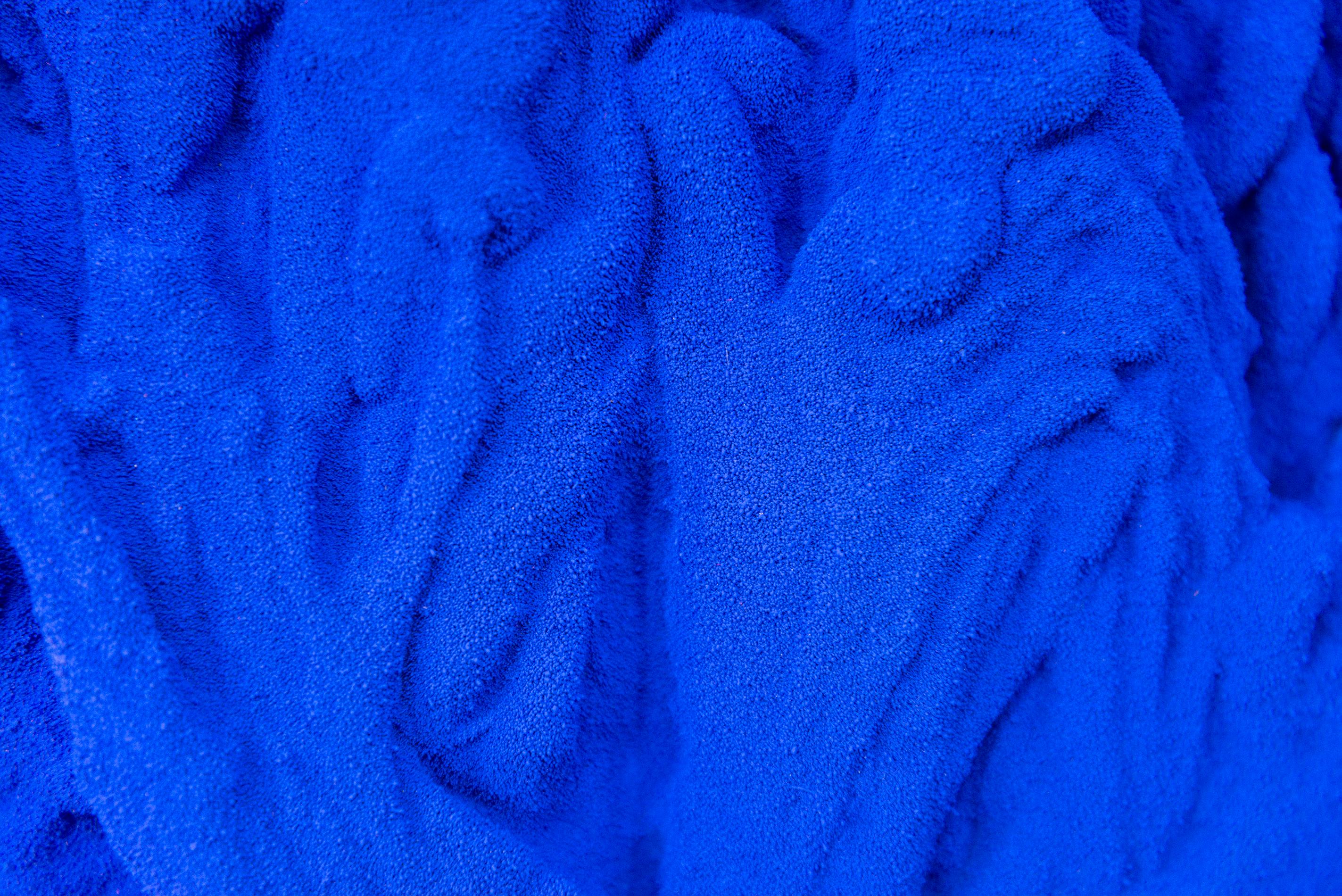 Blau Matter 2 - matt, blau, strukturiert, abstrakt, Mischtechnik-Wandskulptur im Angebot 5