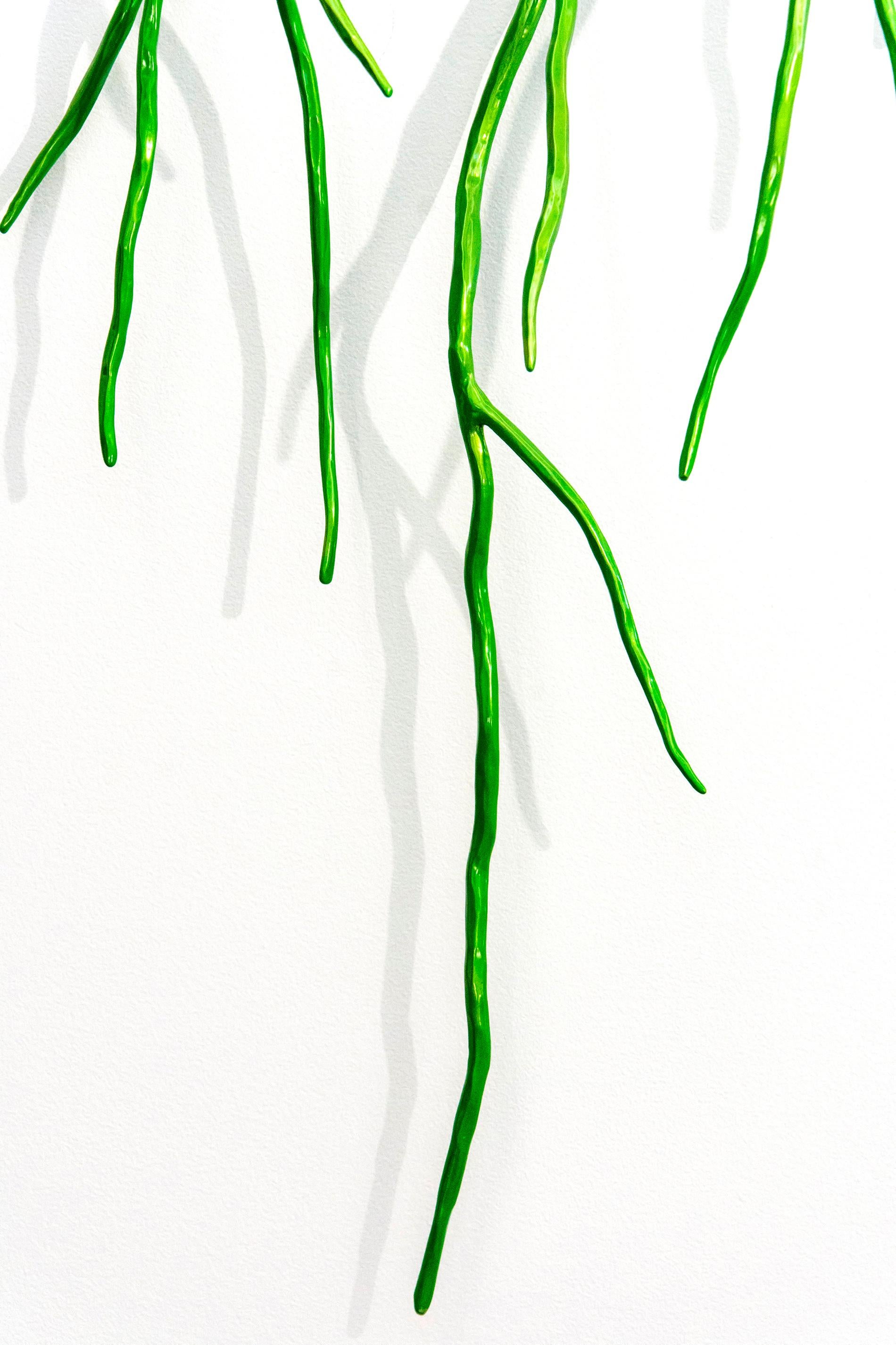 Der kanadische Bildhauermeister Shayne Dark hat den Stahl in einem glänzenden Apfelgrün beschichtet und von Hand zu einem fein gearbeiteten Ast geschmiedet. Diese Wandskulptur ist, wie die meisten von Darks Werken, von natürlichen Formen inspiriert