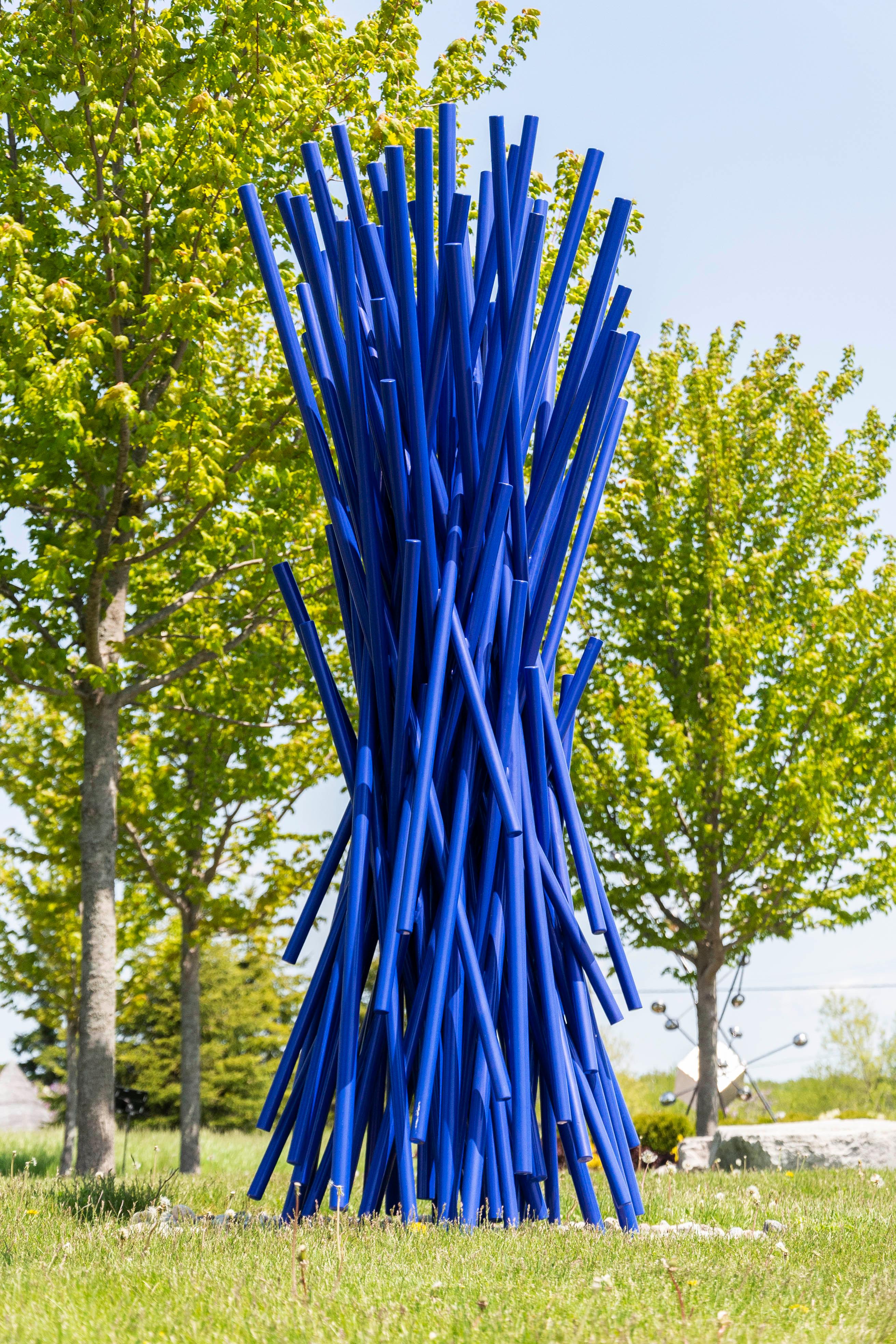 Entangled Rambling Blue – sich kreuzende Türme in Himmelblau – Sculpture von Shayne Dark