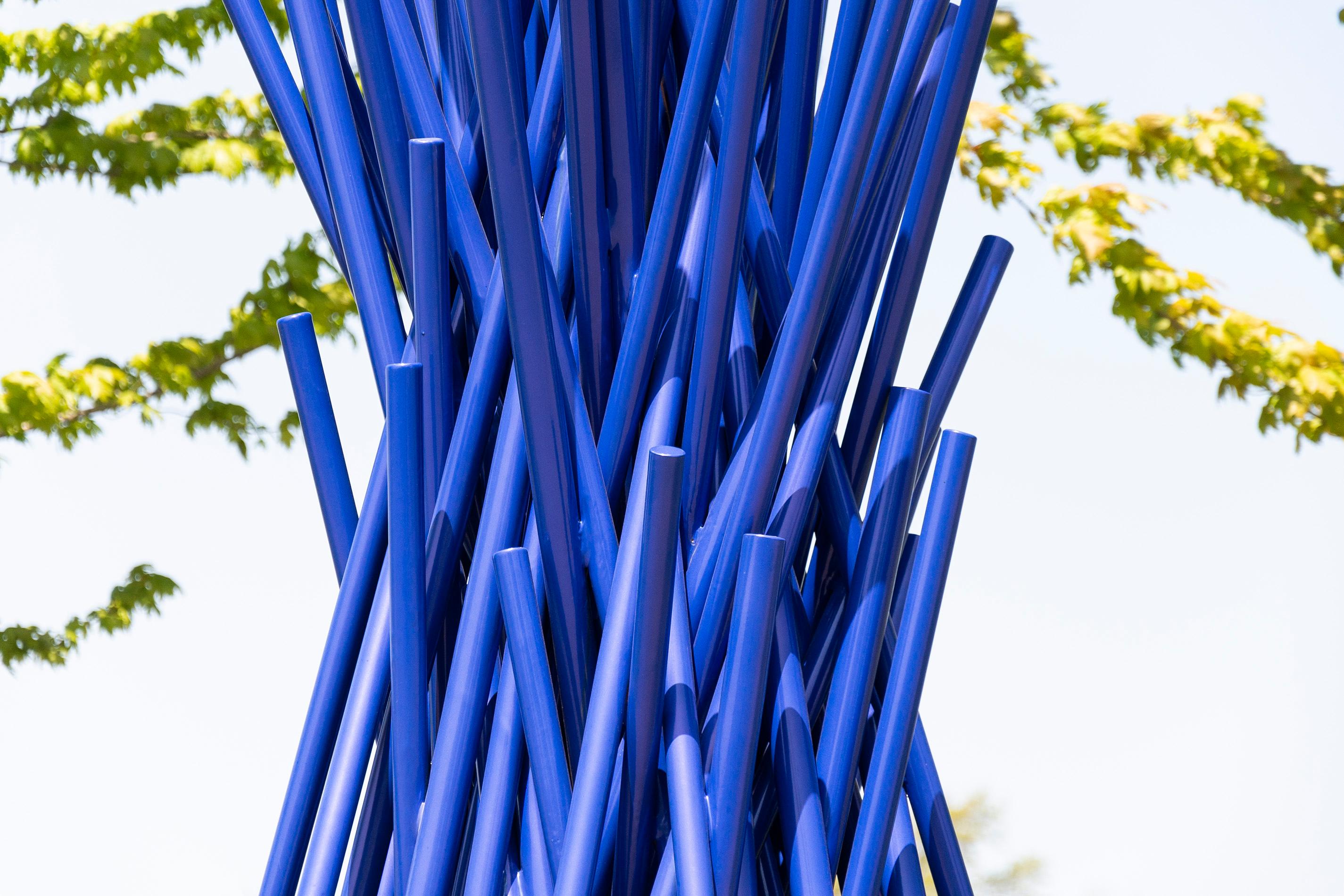 Entangled Rambling Blue – sich kreuzende Türme in Himmelblau (Blau), Abstract Sculpture, von Shayne Dark
