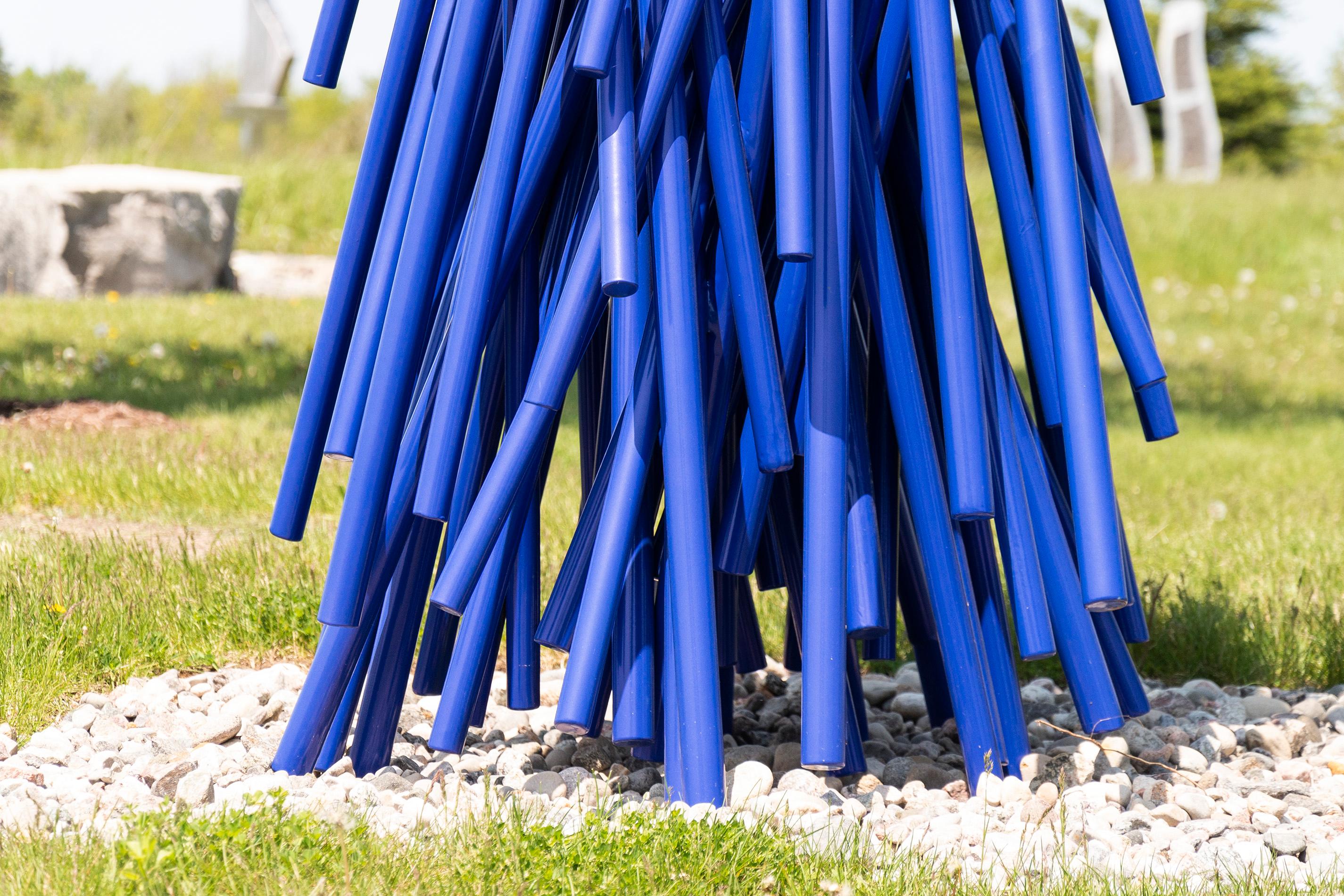 Diese auffällige, tiefblaue Skulptur des kanadischen Künstlers Shayne Dark ist Teil seiner 