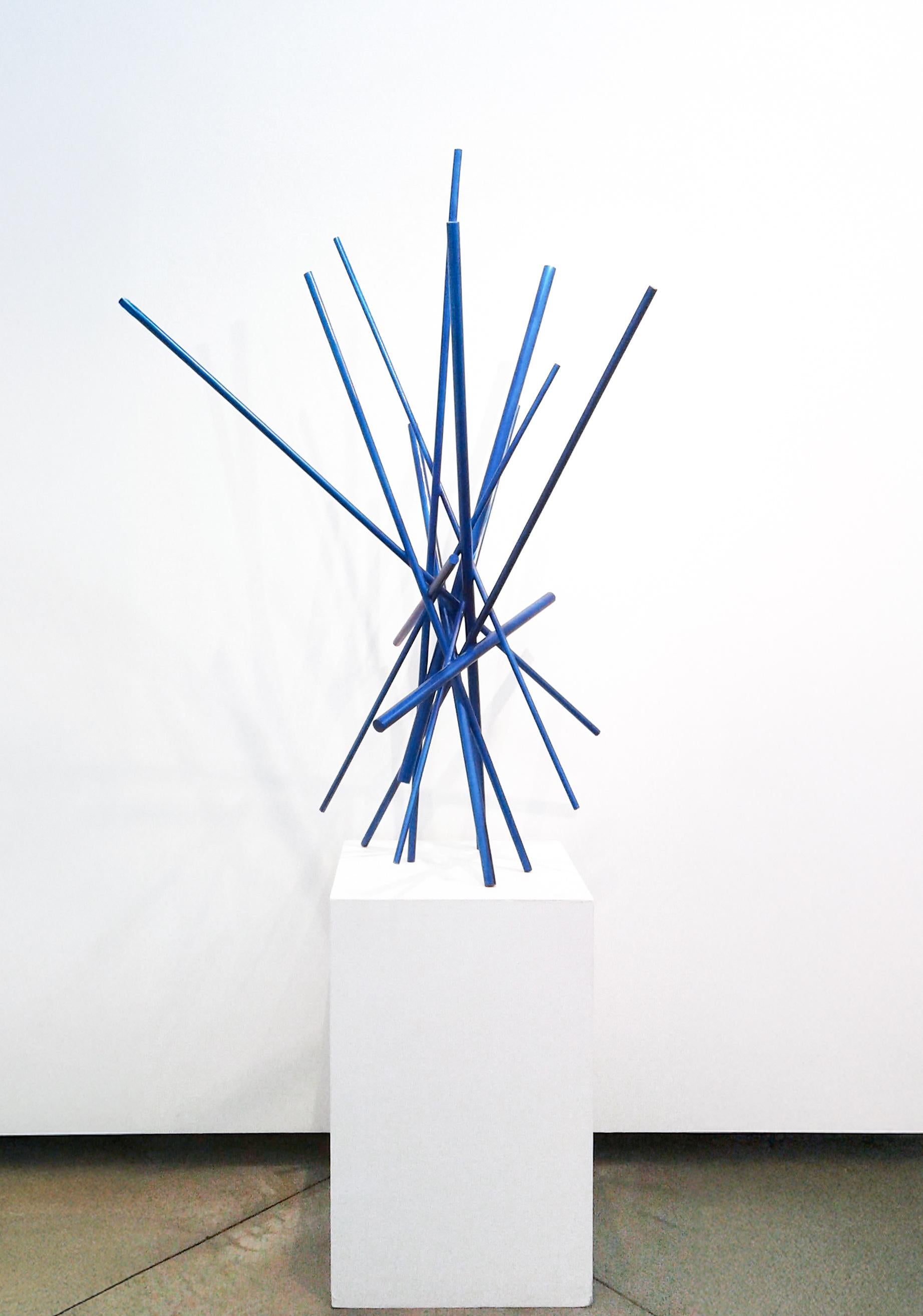 Full Tilt Blue Maquette – geometrische abstrakte, bemalte Tischskulptur aus Holz mit Klappdeckeln im Angebot 7