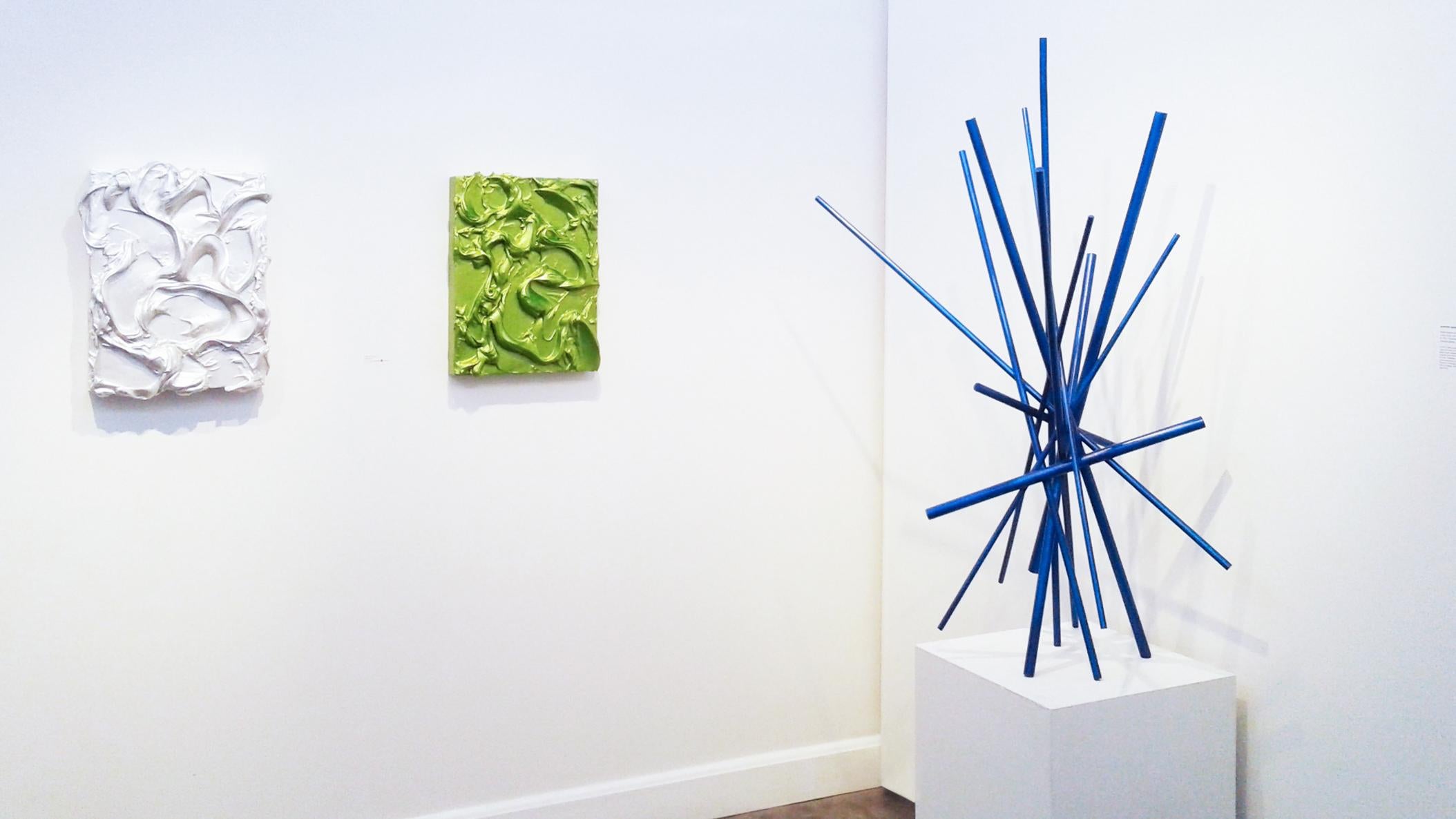 Full Tilt Blue Maquette – geometrische abstrakte, bemalte Tischskulptur aus Holz mit Klappdeckeln im Angebot 8