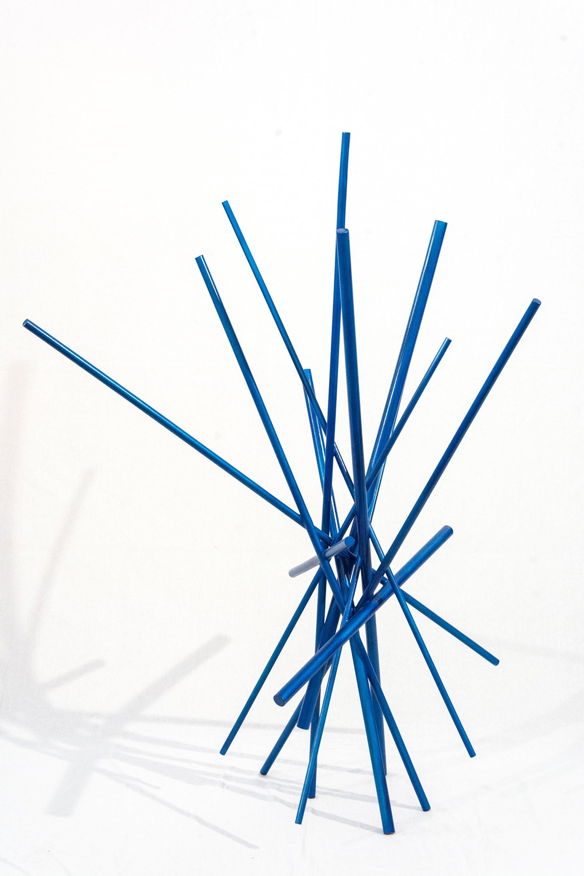 Diese abstrakte Tischskulptur stammt von dem kanadischen Künstler Shayne Dark.

Wie die Farbe eines tiefblauen Himmels bilden die sich kreuzenden Holzstücke in diesem abstrakten Werk des kanadischen Künstlers Shayne Dark eine dramatische Skulptur.