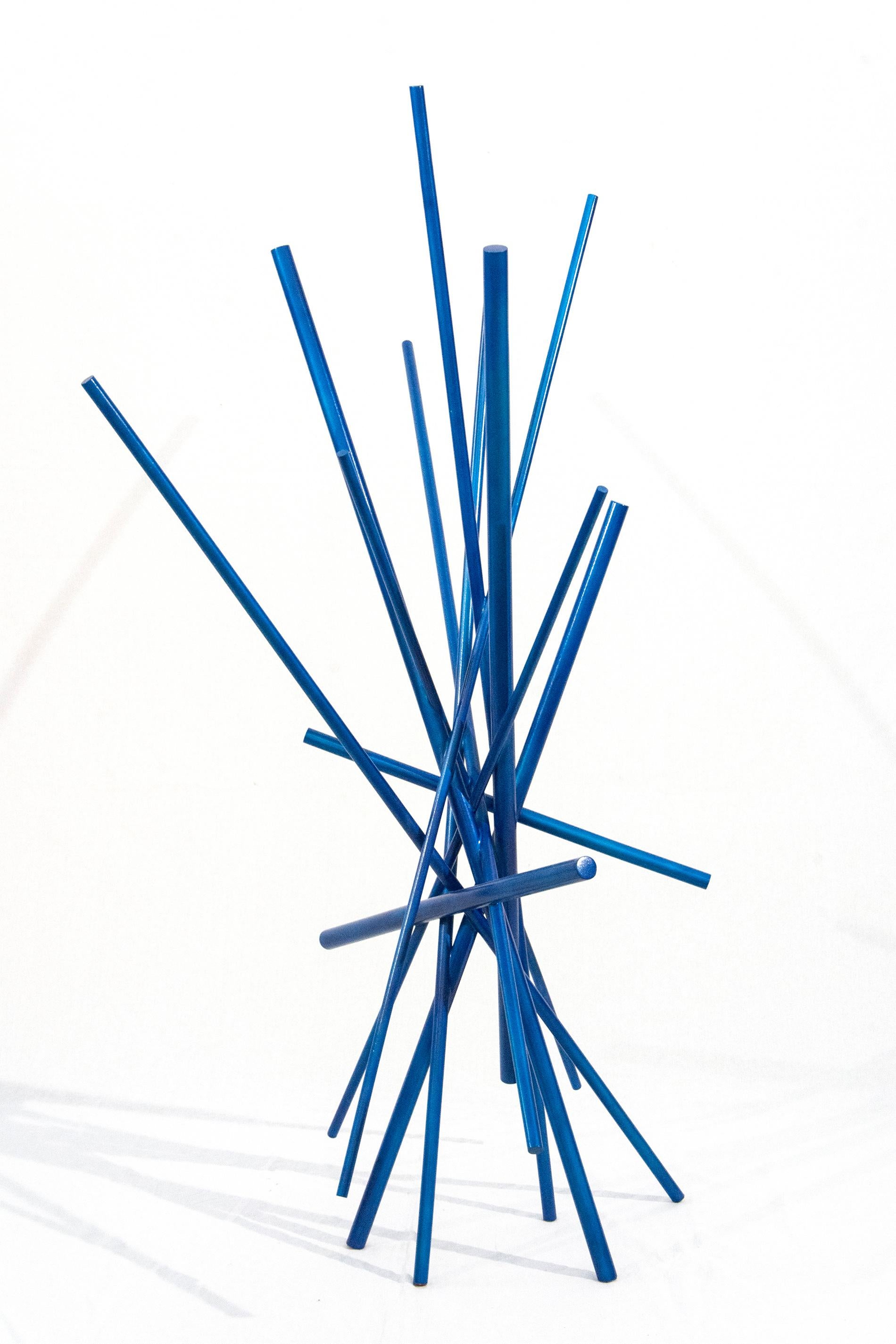 Full Tilt Blue Maquette – geometrische abstrakte, bemalte Tischskulptur aus Holz mit Klappdeckeln im Angebot 1