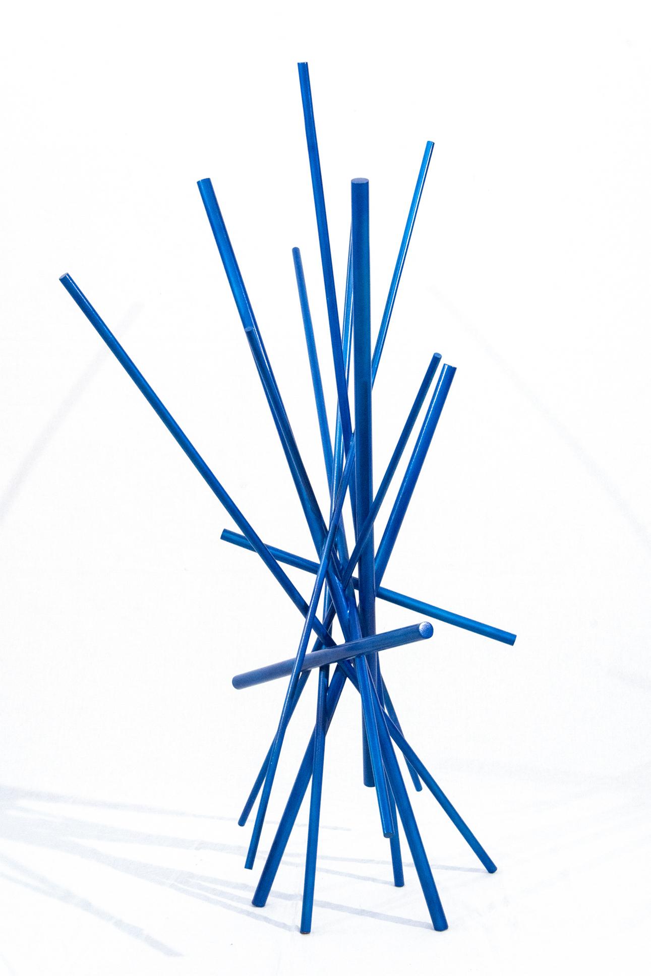 Full Tilt Blue Maquette – geometrische abstrakte, bemalte Tischskulptur aus Holz mit Klappdeckeln im Angebot 2