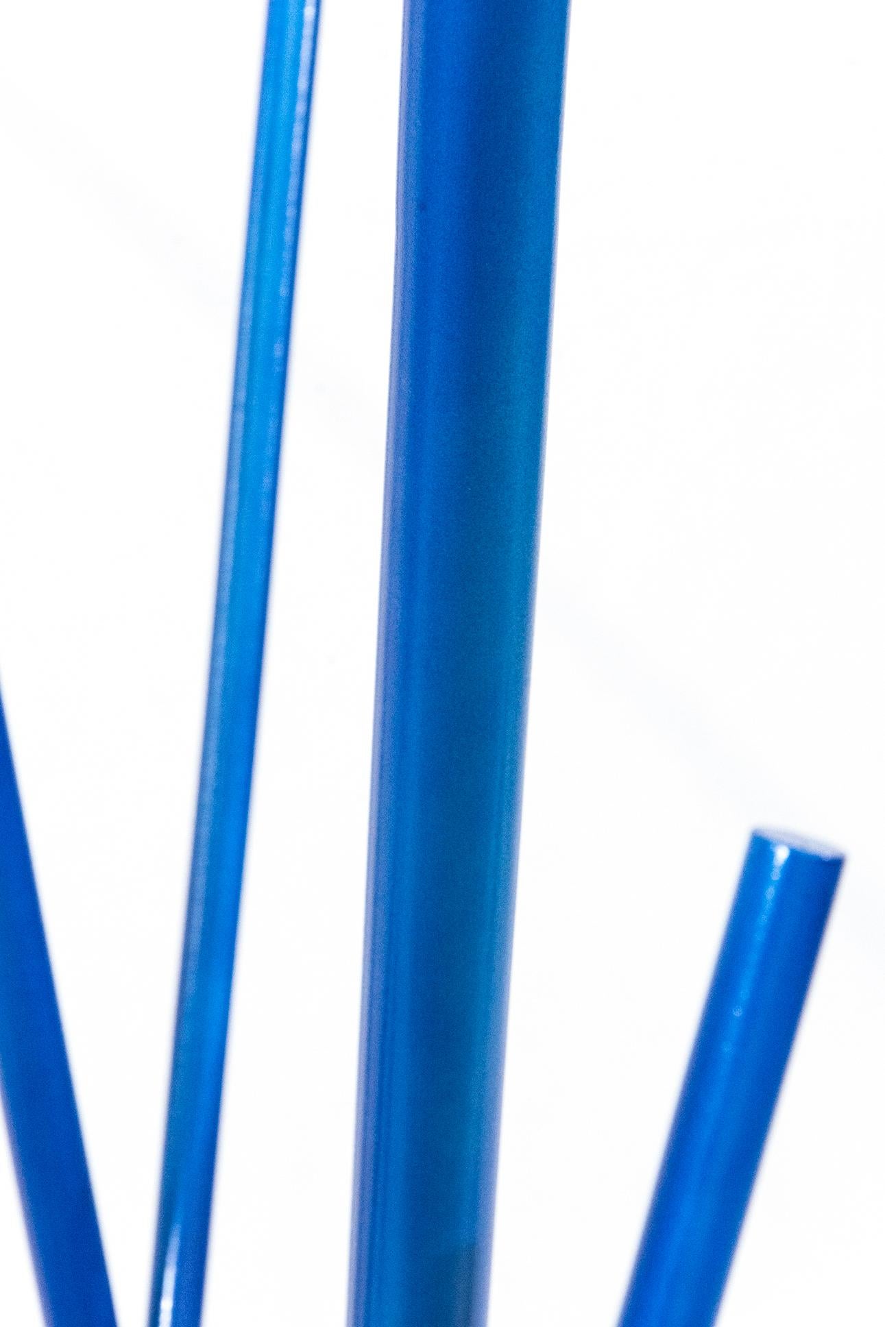 Full Tilt Blue Maquette – geometrische abstrakte, bemalte Tischskulptur aus Holz mit Klappdeckeln im Angebot 6