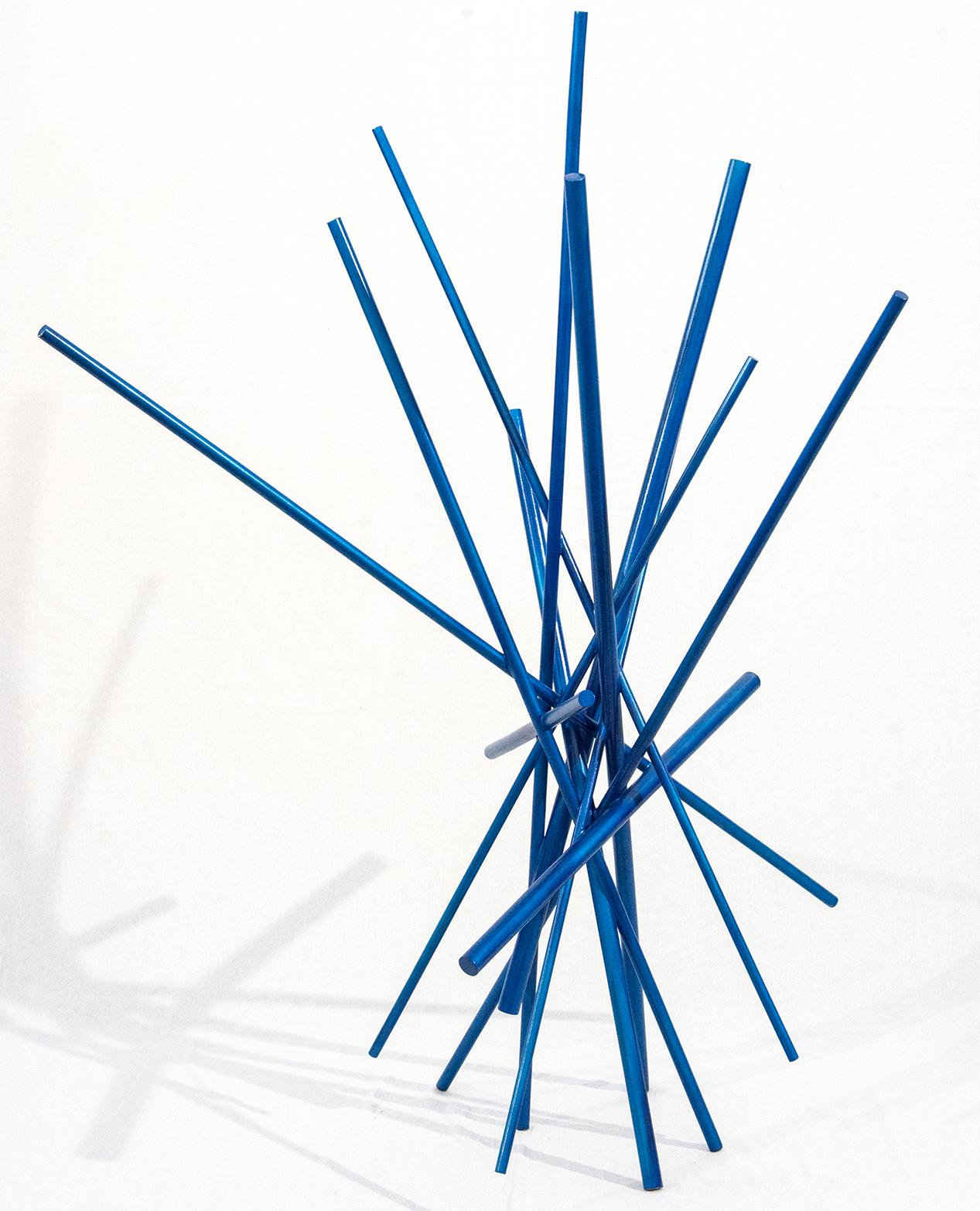 Blaue Klappbare Maquette – helle, geometrische abstrakte, bemalte Holzskulptur (Zeitgenössisch), Sculpture, von Shayne Dark