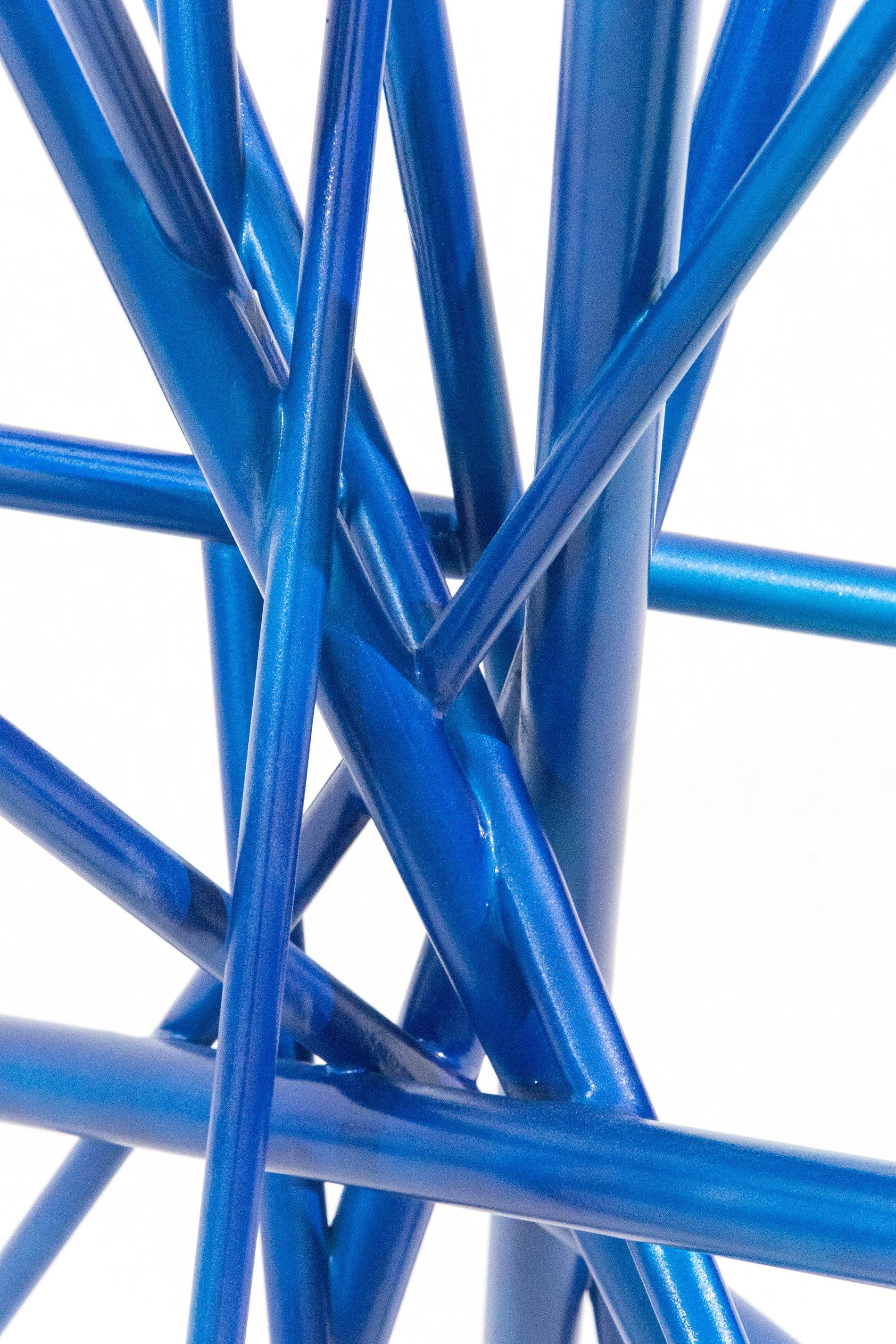 Blaue Klappbare Maquette – helle, geometrische abstrakte, bemalte Holzskulptur im Angebot 1