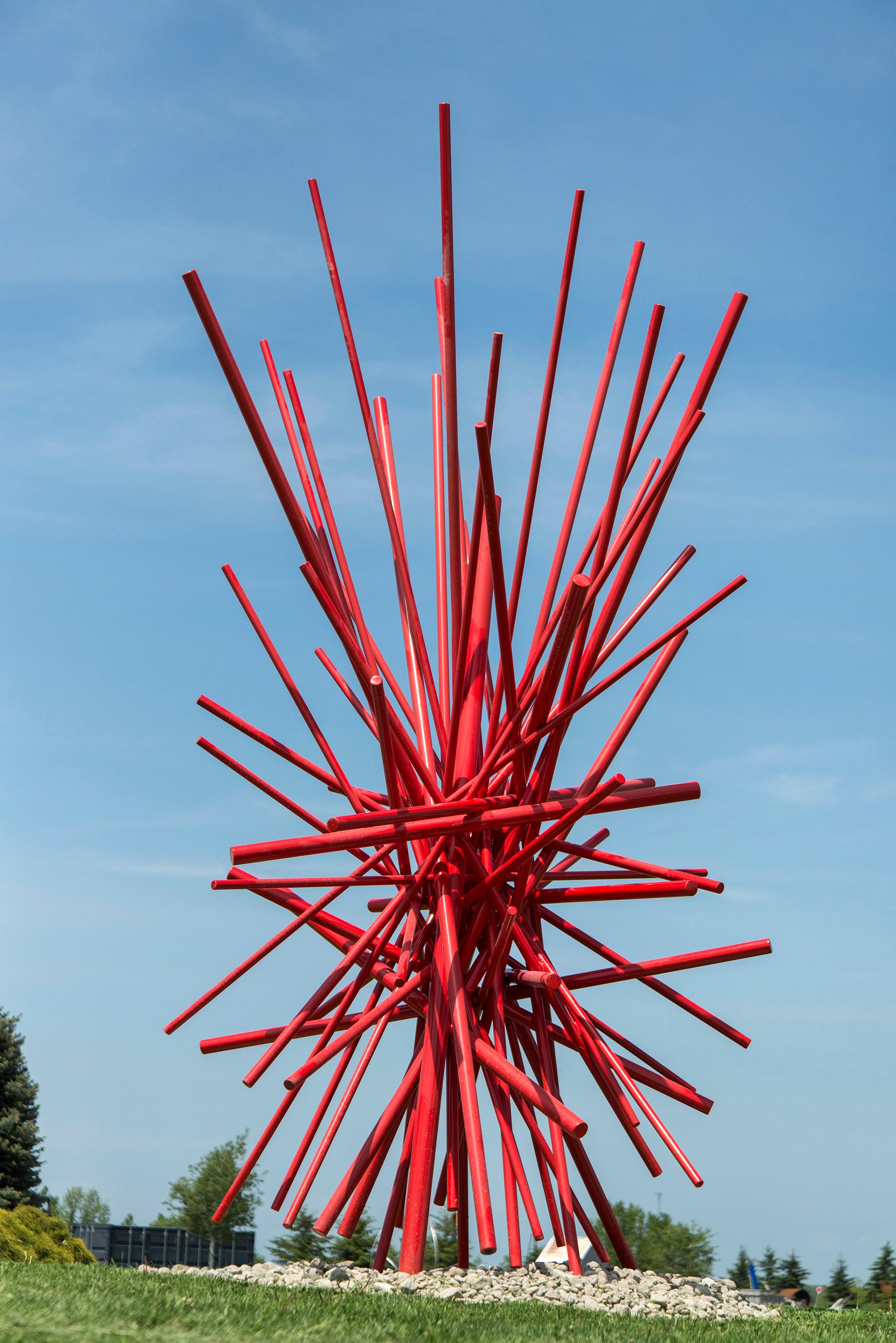 Full Tilt Red Series II – hohe, geometrische, abstrakte Skulptur aus beschichtetem Stahl (Zeitgenössisch), Sculpture, von Shayne Dark