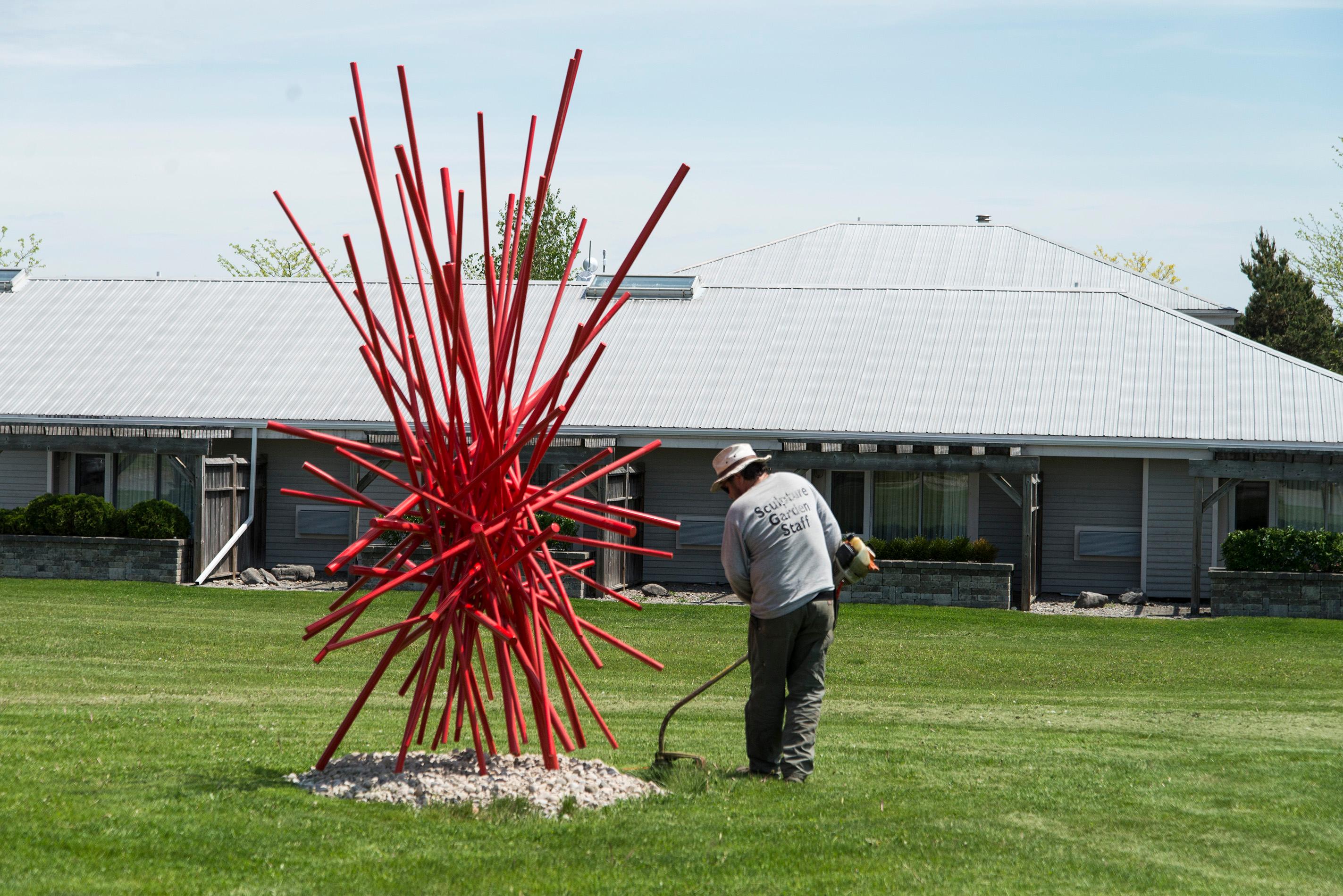 Full Tilt Red Series II – hohe, geometrische, abstrakte Skulptur aus beschichtetem Stahl 2