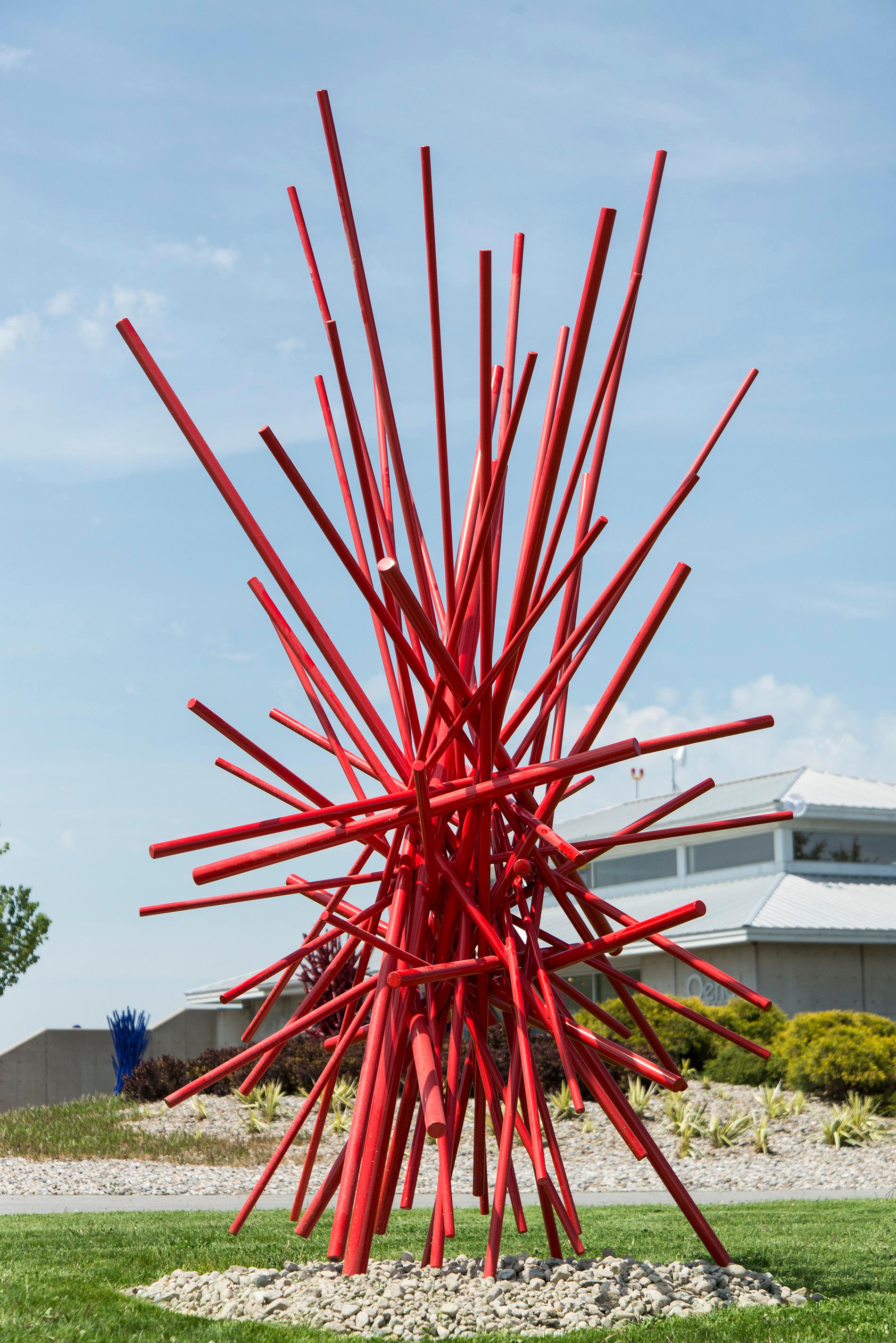 Full Tilt Red Series II – hohe, geometrische, abstrakte Skulptur aus beschichtetem Stahl