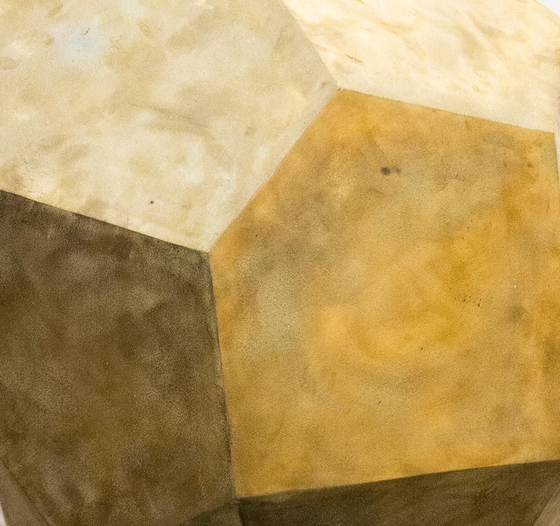 Glacial Series Tropfenstein – polygonale, abstrakte, Stahl- und Bronzeskulptur für den Innenraum (Gold), Abstract Sculpture, von Shayne Dark