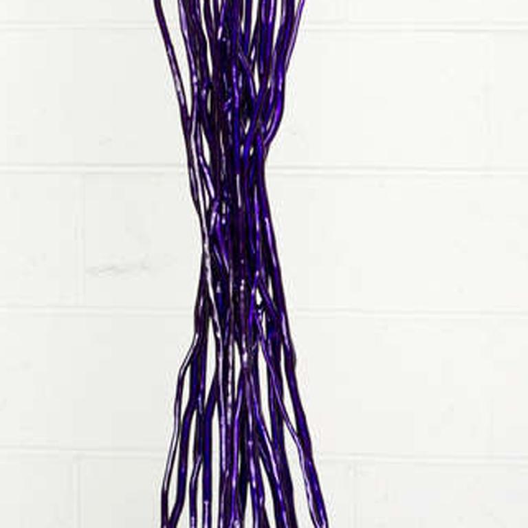 Entrelacs - Violet - Gris Abstract Sculpture par Shayne Dark