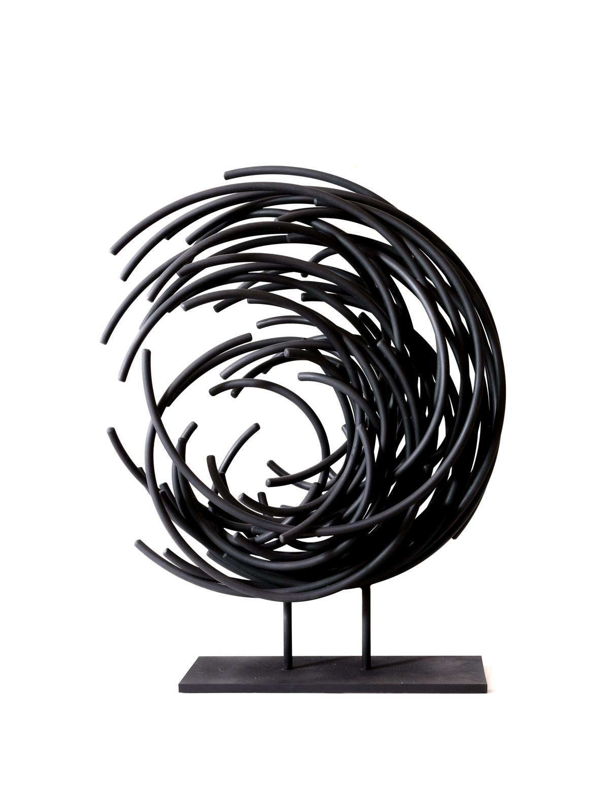 Maelstrom Serie Nr. 4 – geschichtete, sich überschneidende, geschmiedete Aluminiumskulptur (Schwarz), Abstract Sculpture, von Shayne Dark