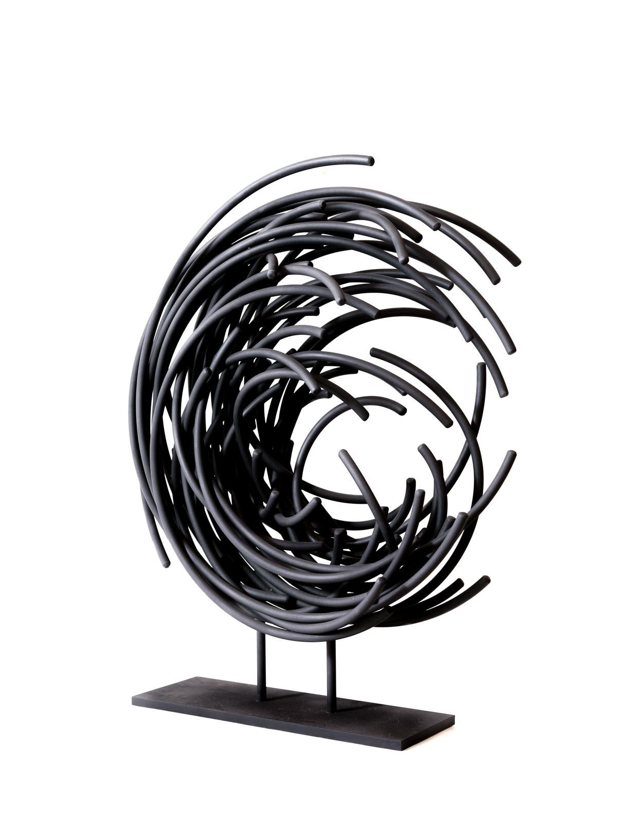 Shayne Dark Abstract Sculpture – Maelstrom Serie Nr. 4 – geschichtete, sich überschneidende, geschmiedete Aluminiumskulptur