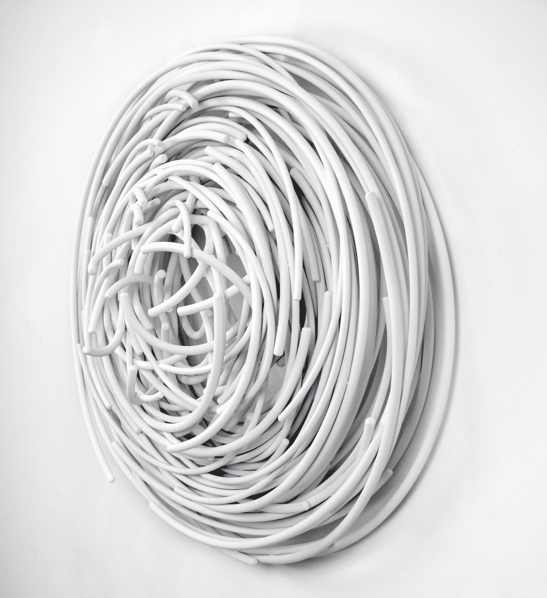 Maelstrom Serie Nr. 6 – Wandskulptur aus geschmiedetem, sich kreuzendem Aluminium mit Schichten – Sculpture von Shayne Dark