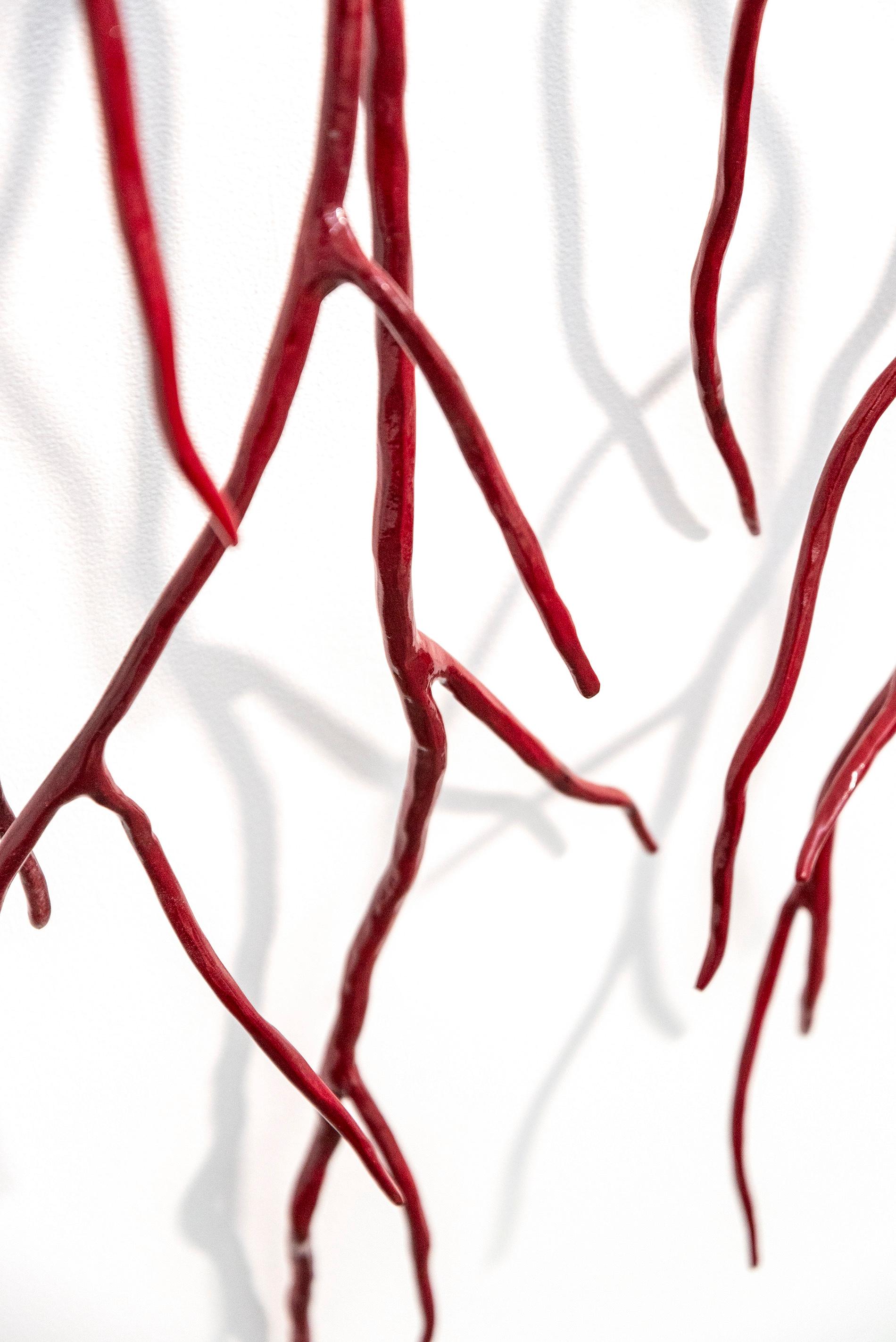 Red Bough - scultura figurativa, contemporanea, in acciaio verniciato a polvere, da parete in vendita 2