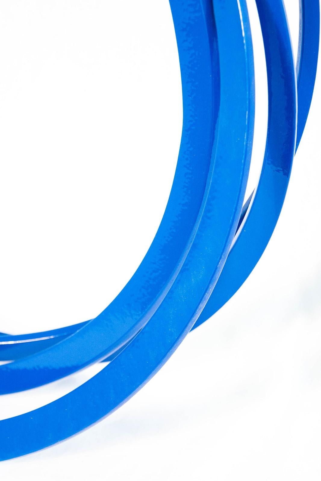 Runde und runde blaue Wandskulptur – glänzend, Kreise, Stahl, geometrische abstrakte Wandskulptur (Weiß), Abstract Sculpture, von Shayne Dark