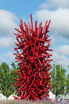 Tangled Column Red – hohe, leuchtende, geometrische, abstrakte Skulptur aus beschichtetem Stahl