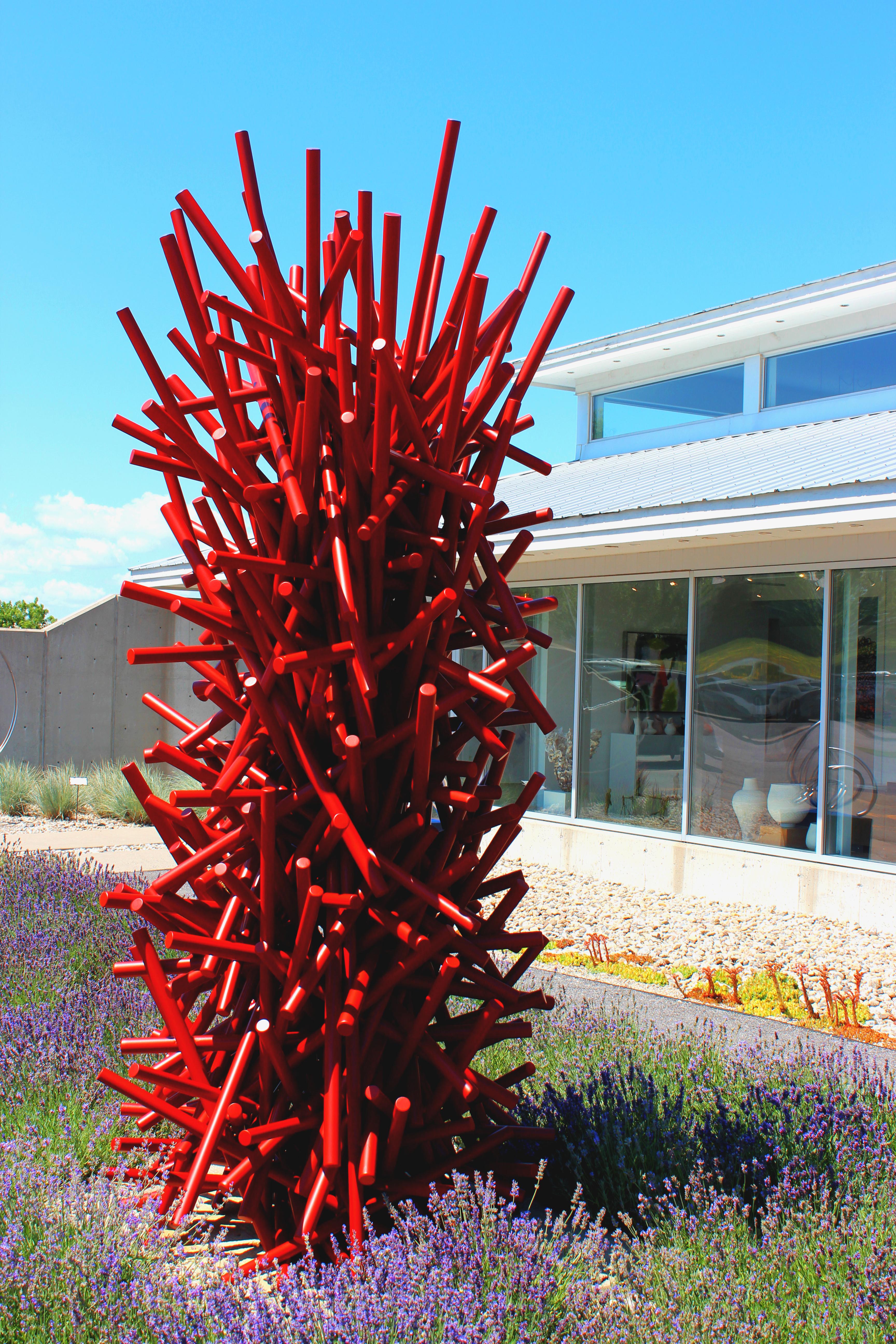 Tangled Column Red – hohe, leuchtende, geometrische, abstrakte Skulptur aus beschichtetem Stahl