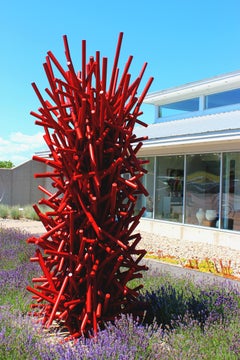 Tangled Column Red – hohe, leuchtende, geometrische, abstrakte Skulptur aus beschichtetem Stahl