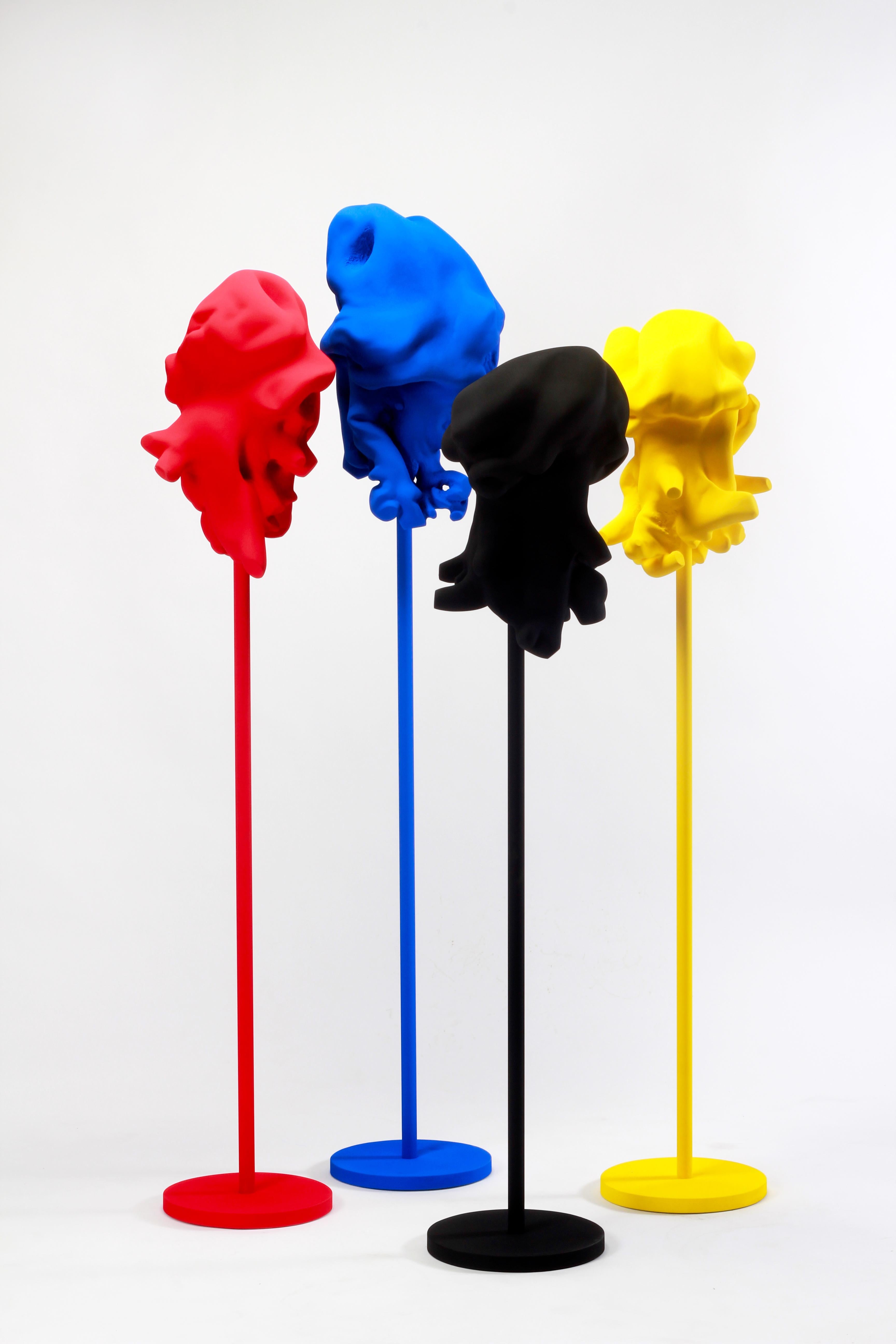 Windfall - verspielt, rot, blau, gelb, schwarz, bemalt, Holz, stehende Skulpturen im Angebot 1