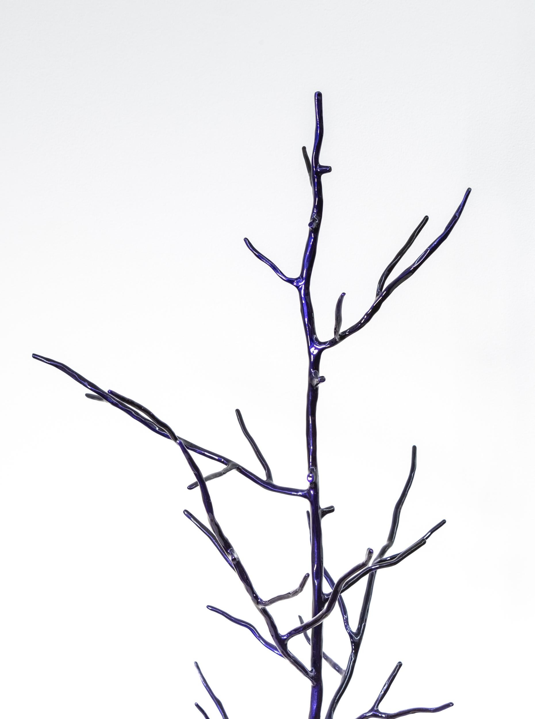 Winter-Purple Tree - scultura figurativa, contemporanea, in acciaio verniciato a polvere - Figurative Sculpture Grigio di Shayne Dark