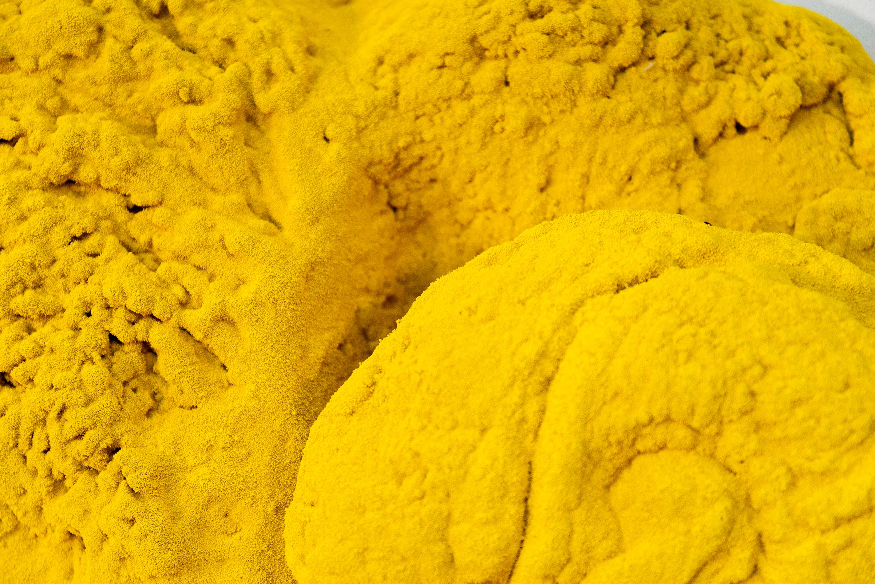 jaune mat, texturé, sculpture murale abstraite en techniques mixtes en vente 3